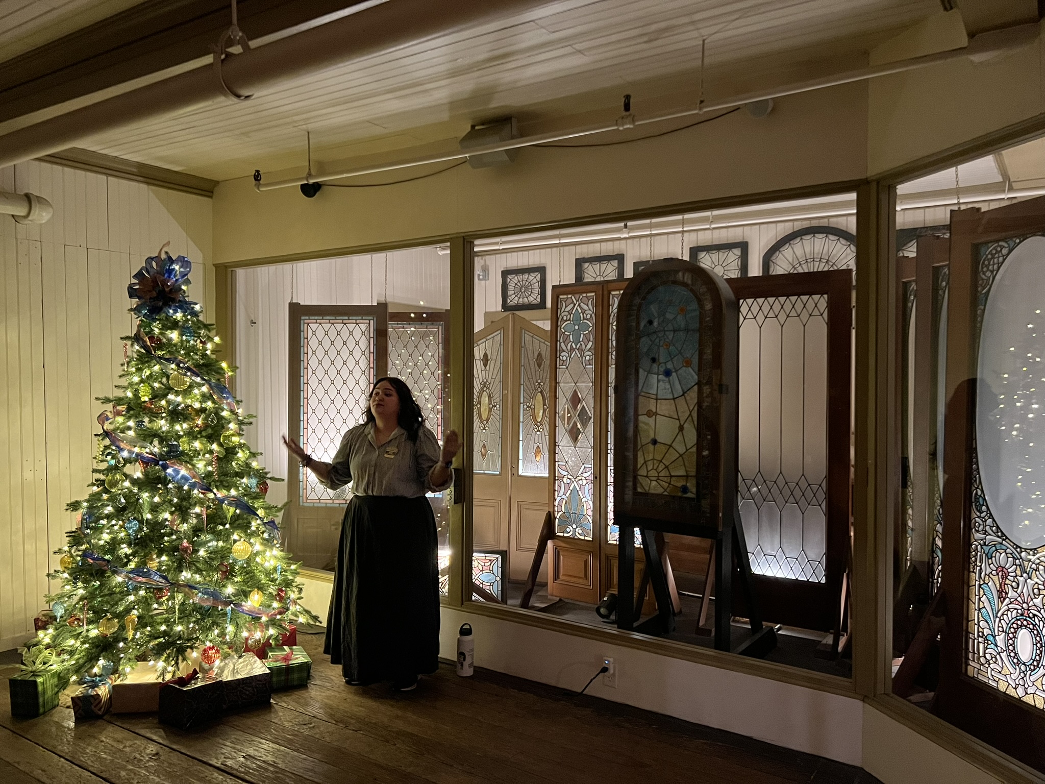 这个房子里的玻璃都是精心设计的，价格不菲