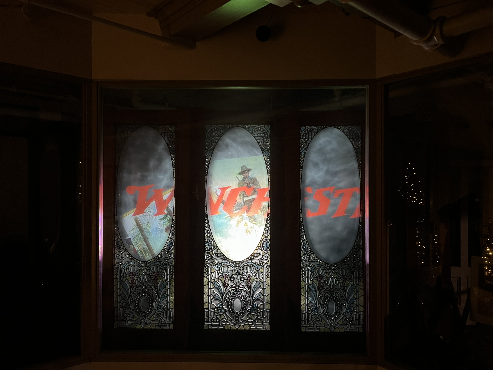 这个玻璃里会放一个短片，介绍 Sarah 和他的丈夫的 Winchester 家族