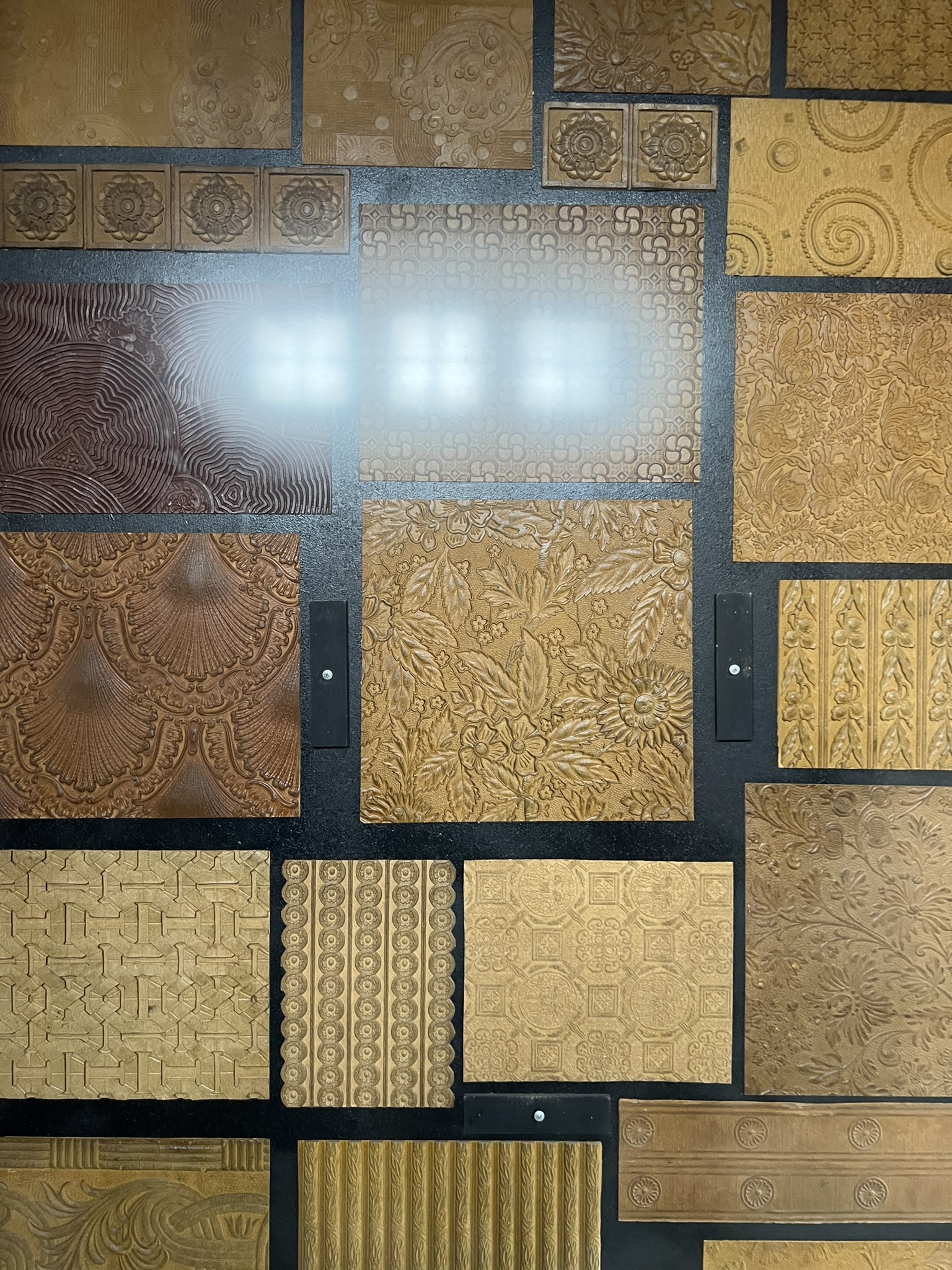 这里的墙纸有些是原来老房子里的，设计精美，价格相当昂贵，游客是不让碰的