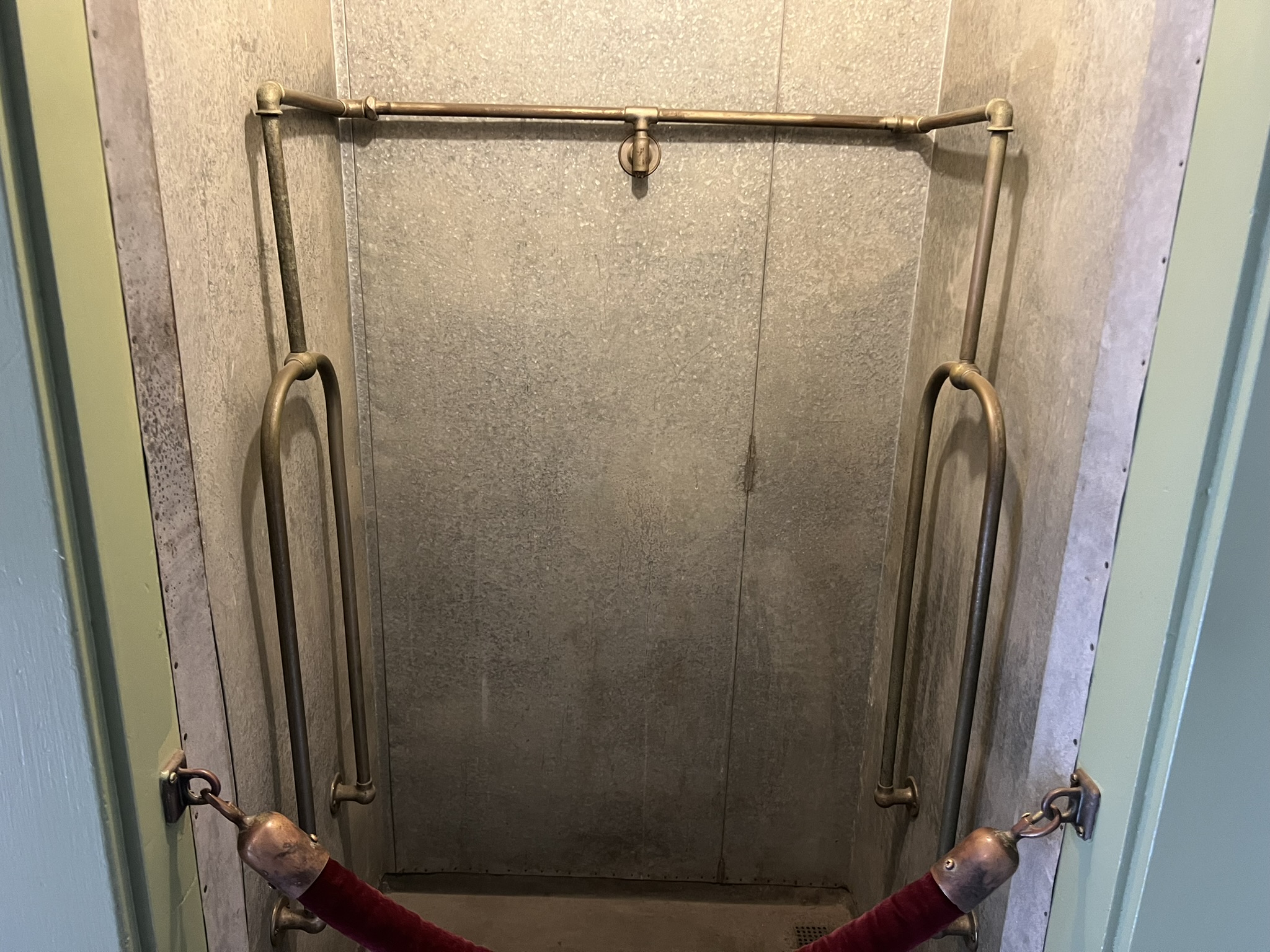 一百多年前的浴室，当时浴室刚刚被“发明”，只有富豪才能用的上，但是这个浴室在完工前，其实 Sarah 就去世了