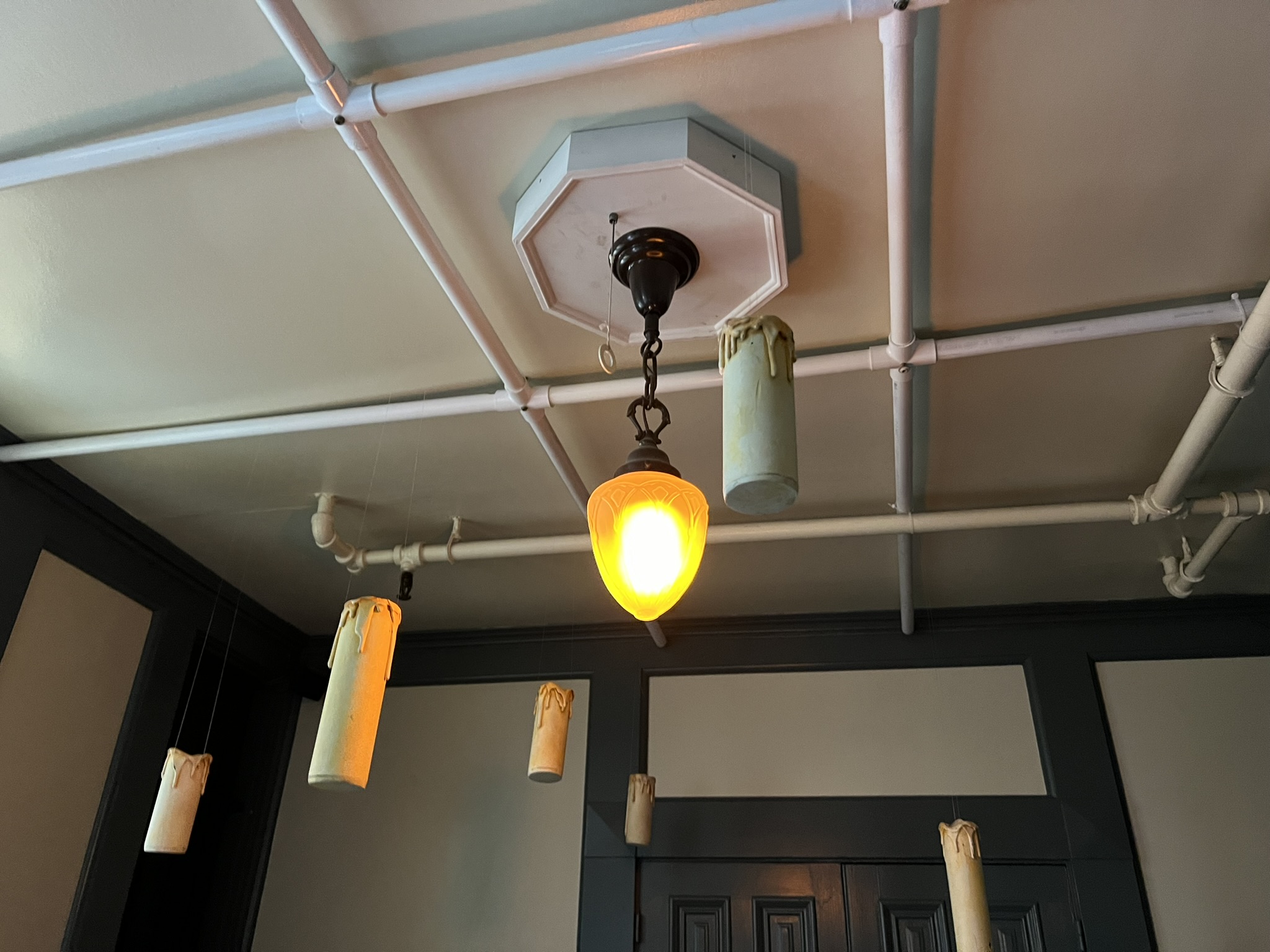 当时都没有电，电灯都是后装的