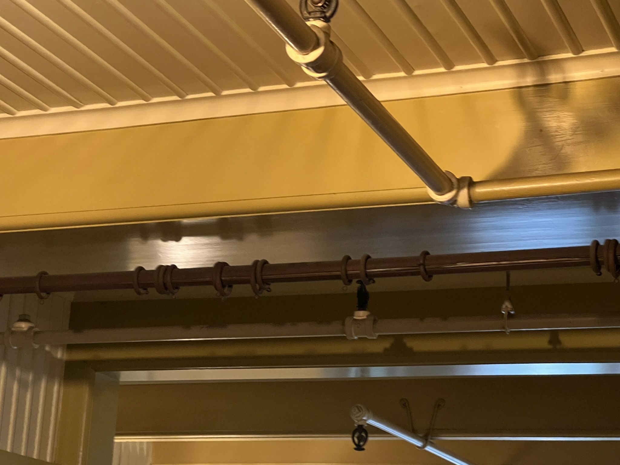 这些消防水管都是后装的，为了不破坏房子的主体，管子都是装在外面的