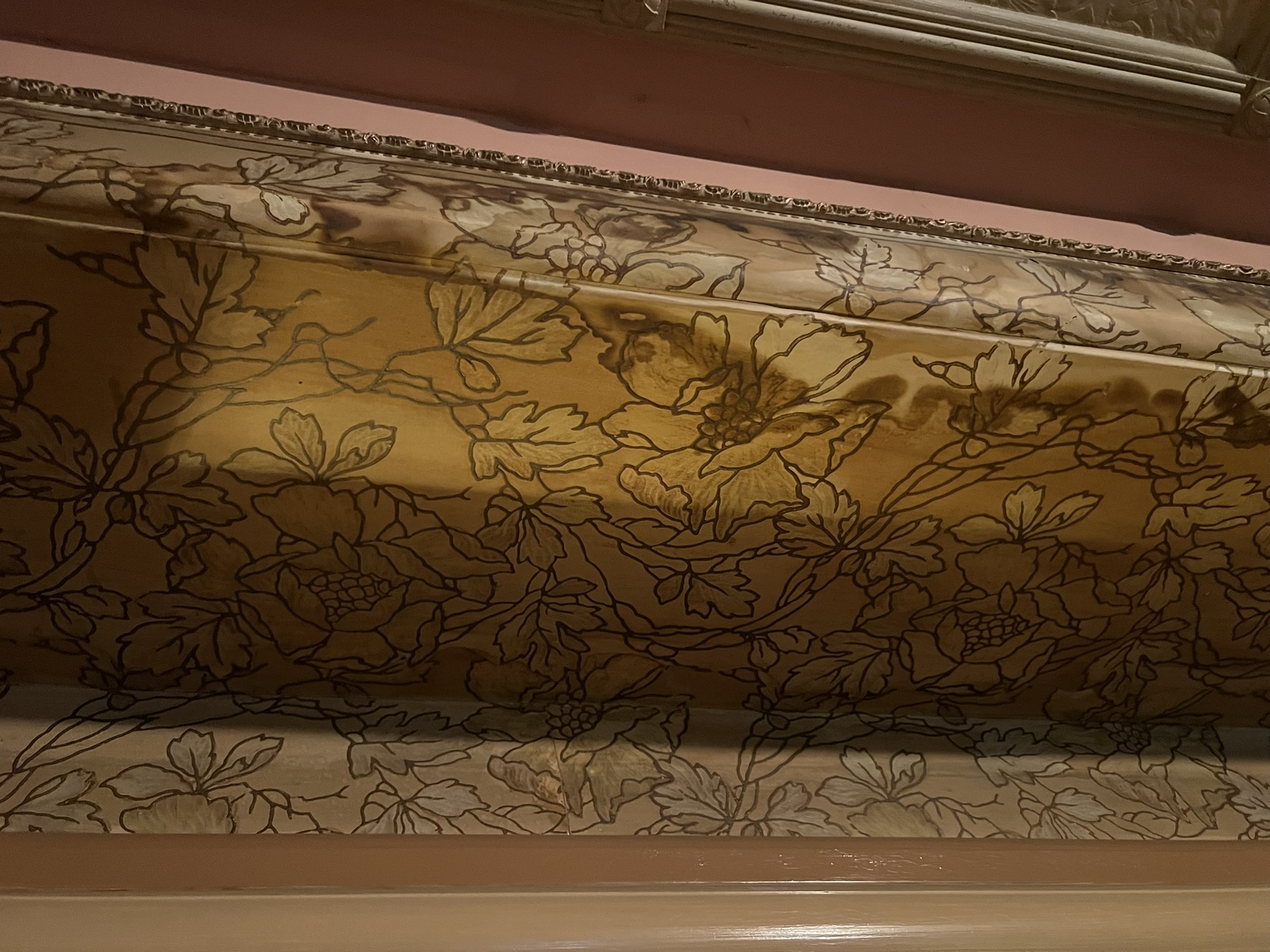 墙纸上已经有渗水的痕迹