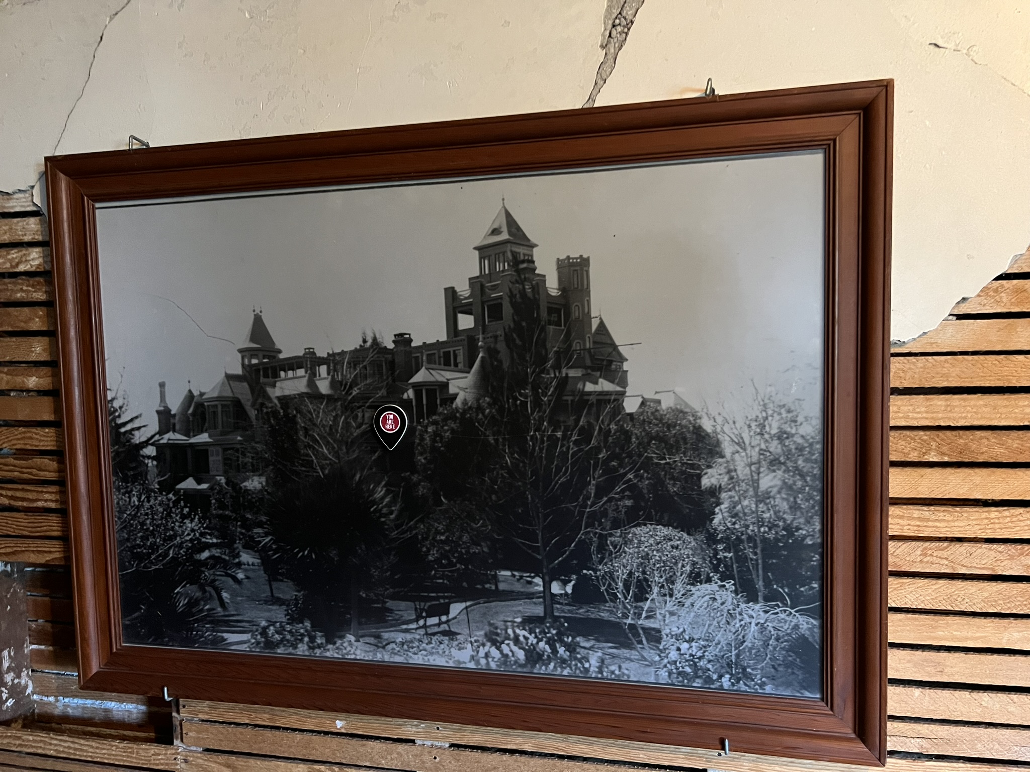 这个房子有 160 多个房间，直到 Sarah 去世，也还一直处于修建之中，因为 Sarah 认为建造发出的声音能够驱赶恶灵