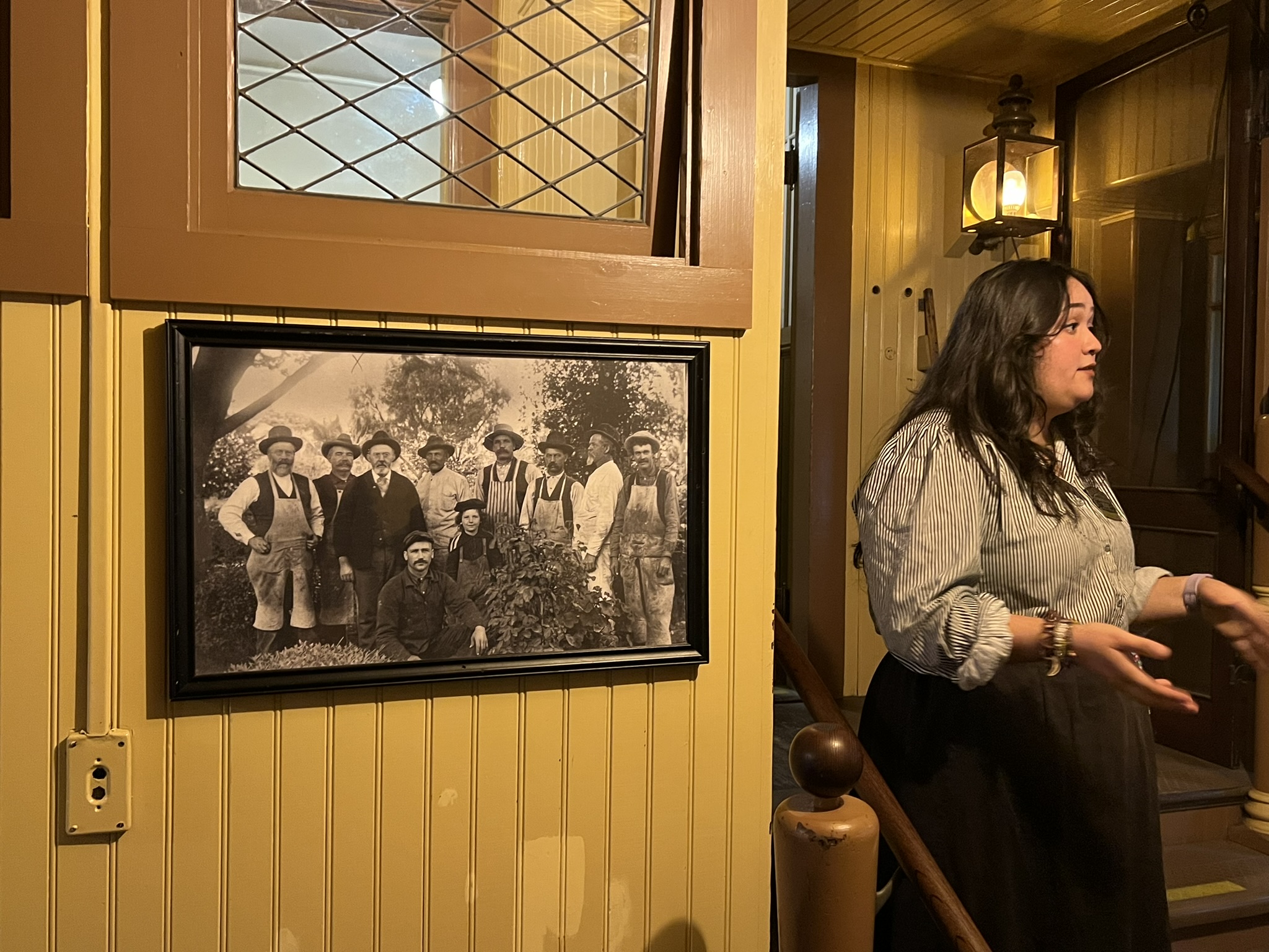 Sarah 员工的合照，Sarah 当时对员工想当慷慨，包吃包住，工资还是外面的两倍以上