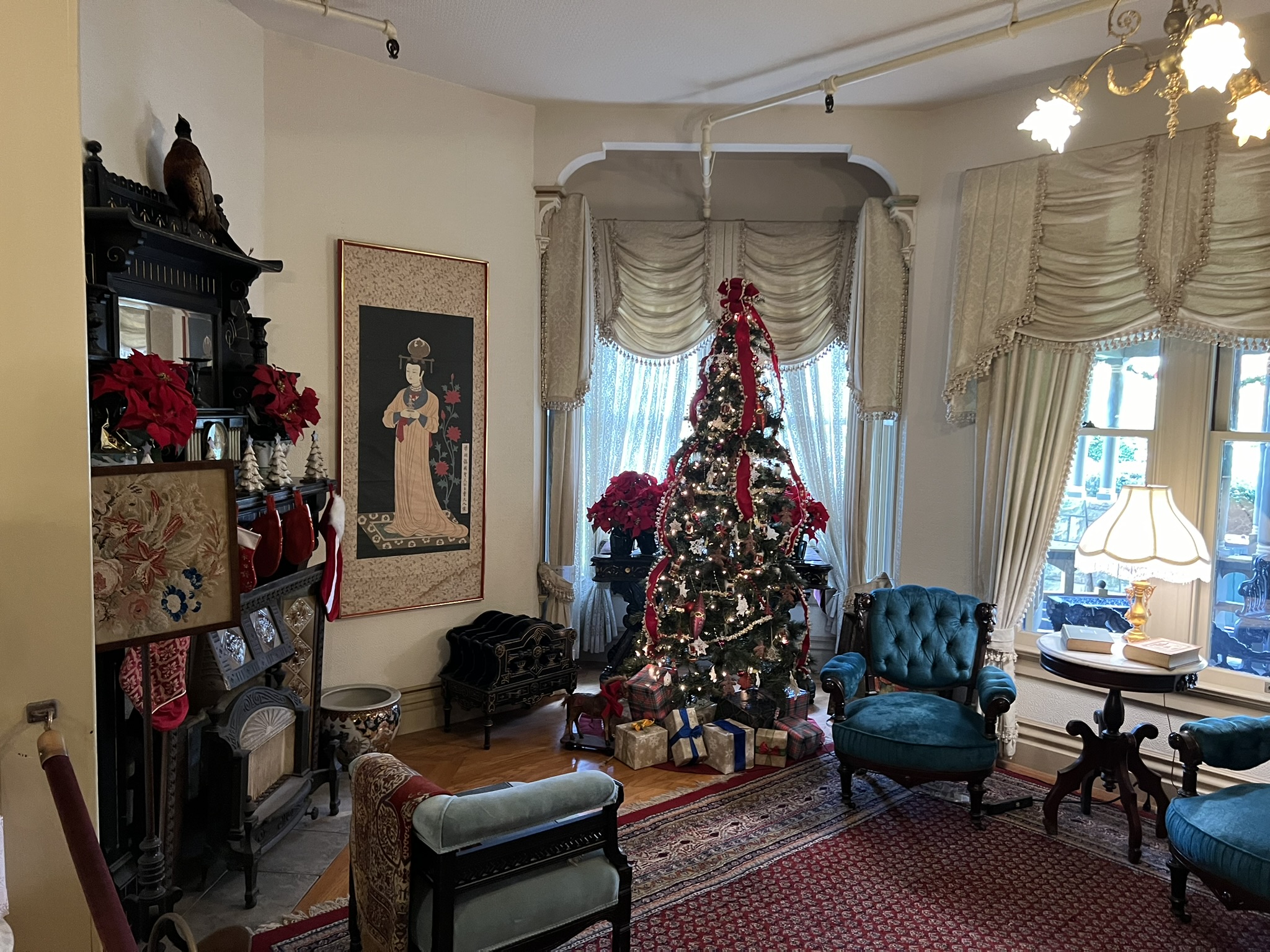 挂着东方画的房间