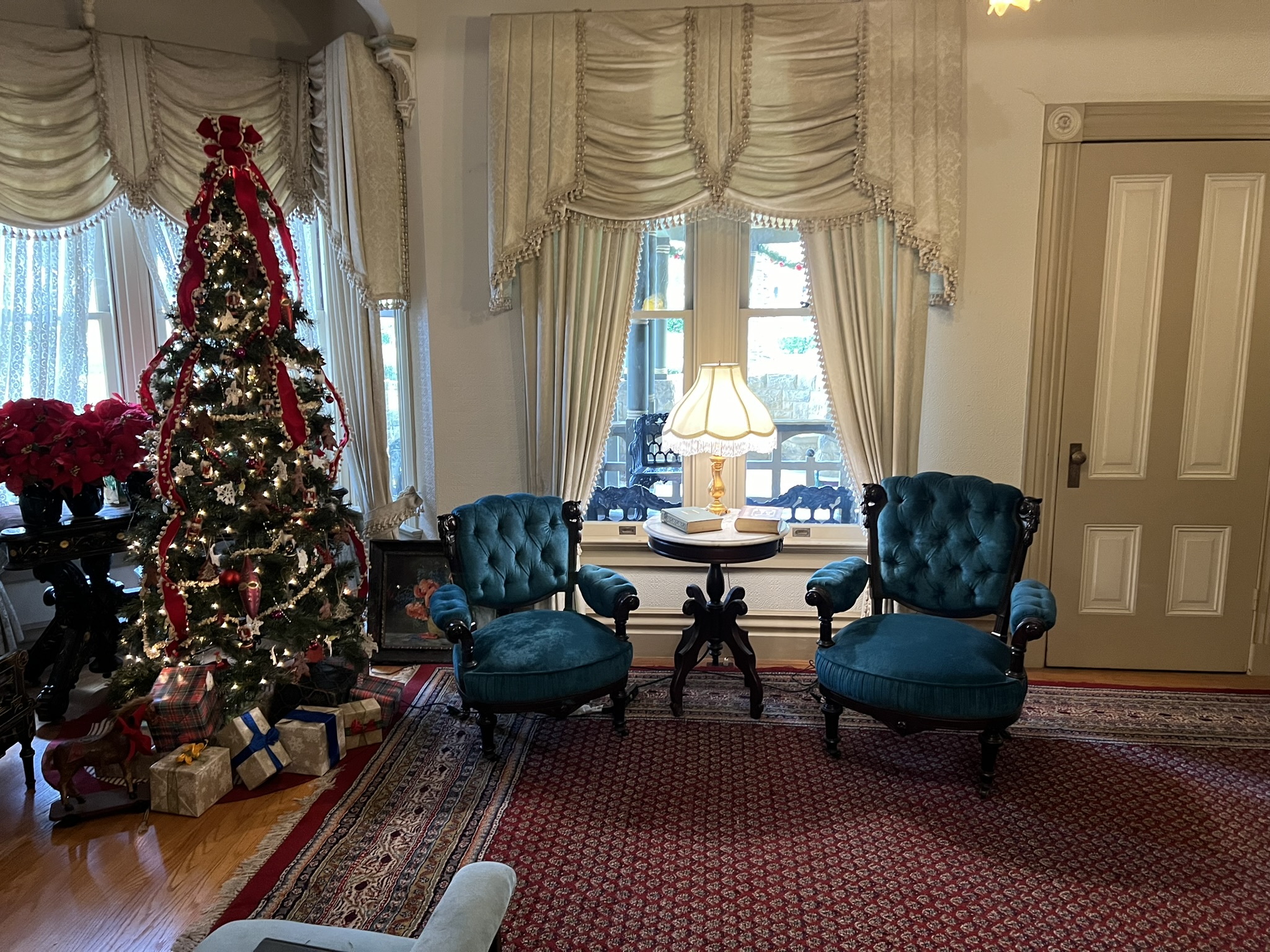 挂着东方画的房间