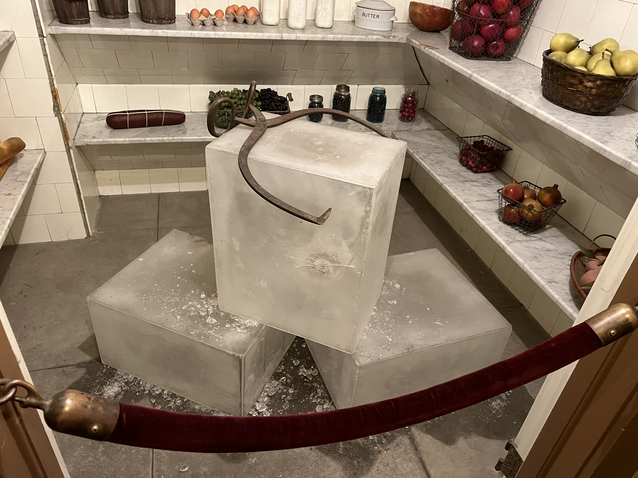 这个冰是假的，但是房间异常寒冷