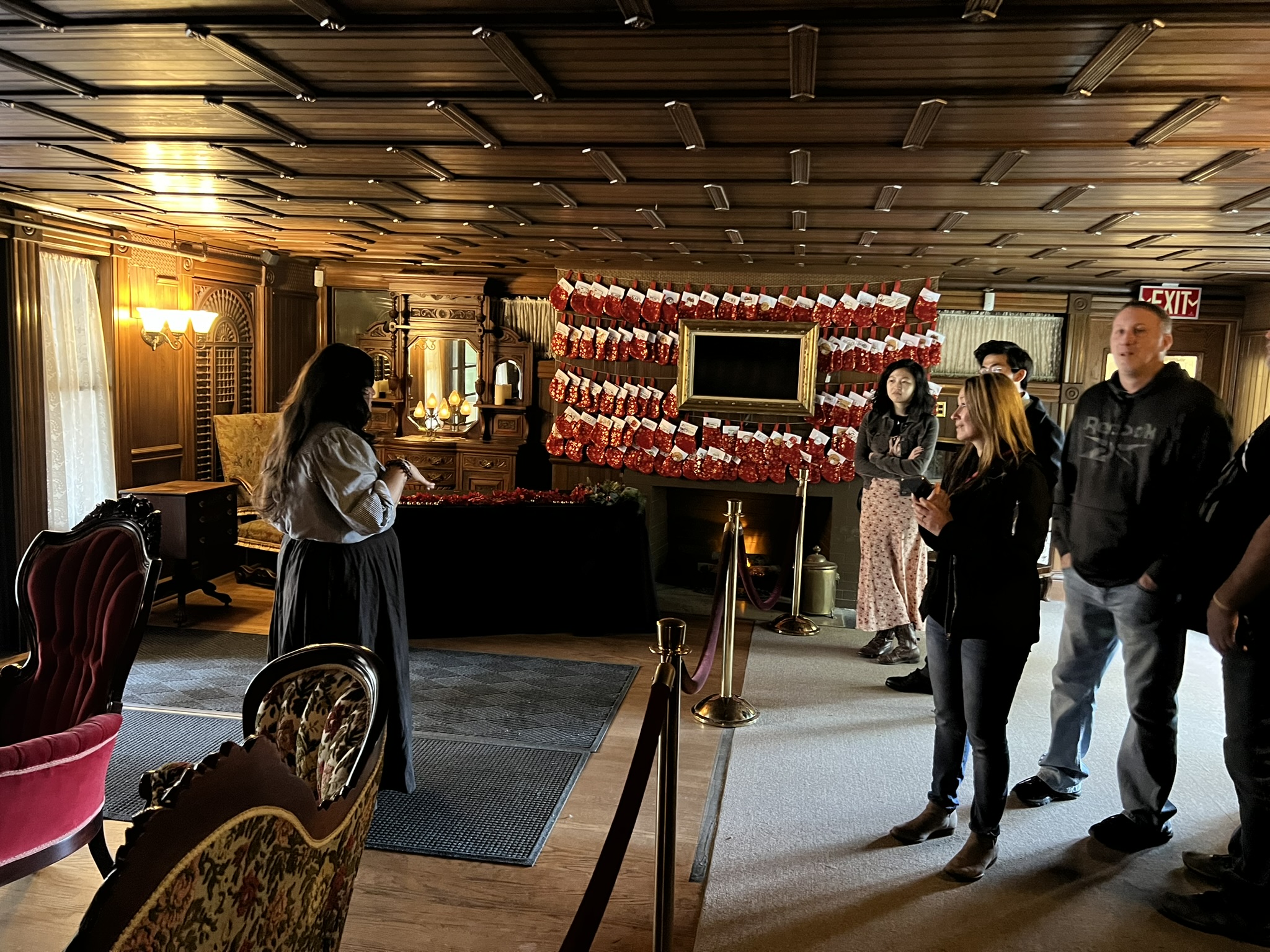 快要过节了，墙上的袜子是给每个员工的