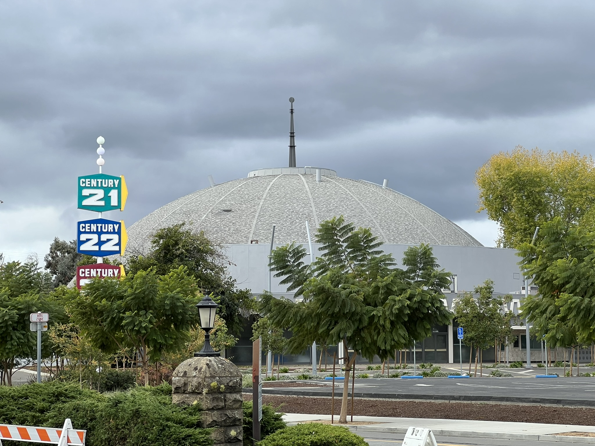 出来了，外面不知道是什么建筑