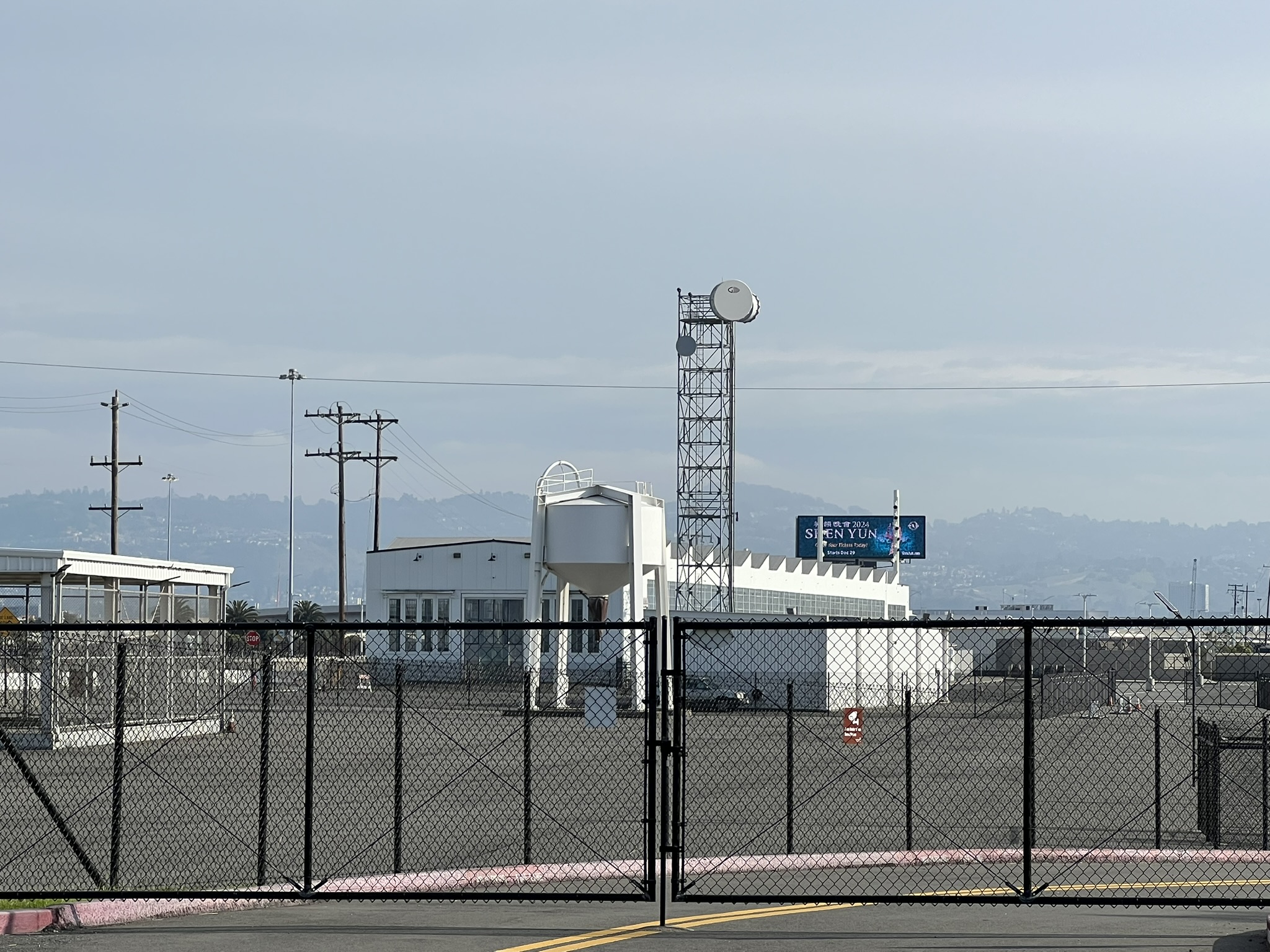 前面是 The Bridge Yard