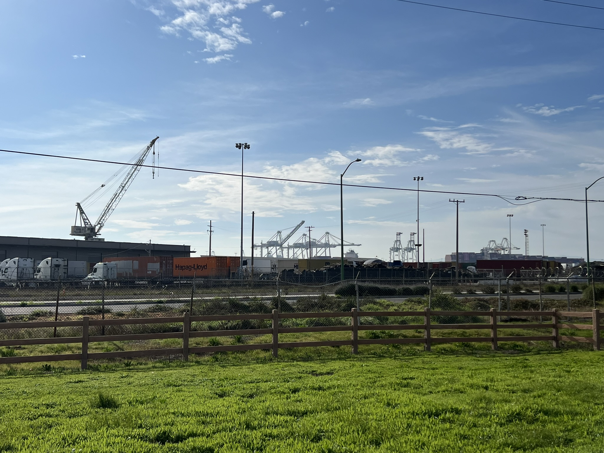 这附近都是危险的集装箱货车