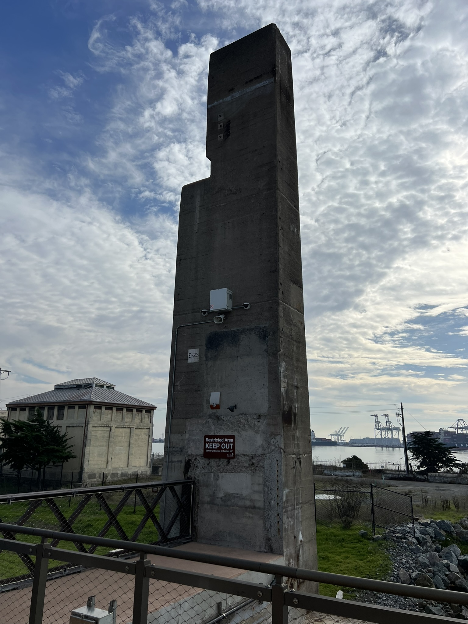 不知道哪里来的柱子