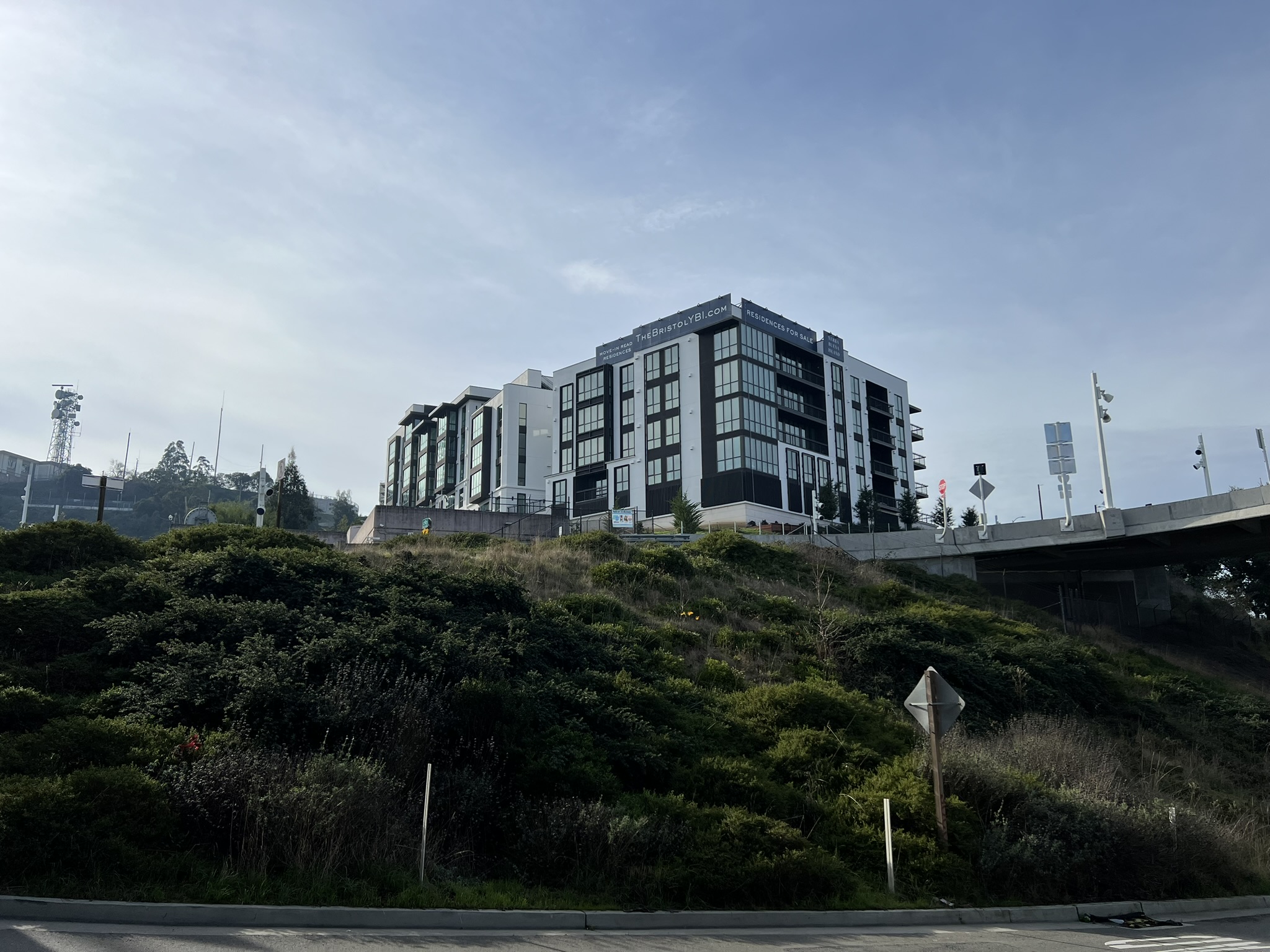 岛上有公寓出售，3B 大概 1.5 M