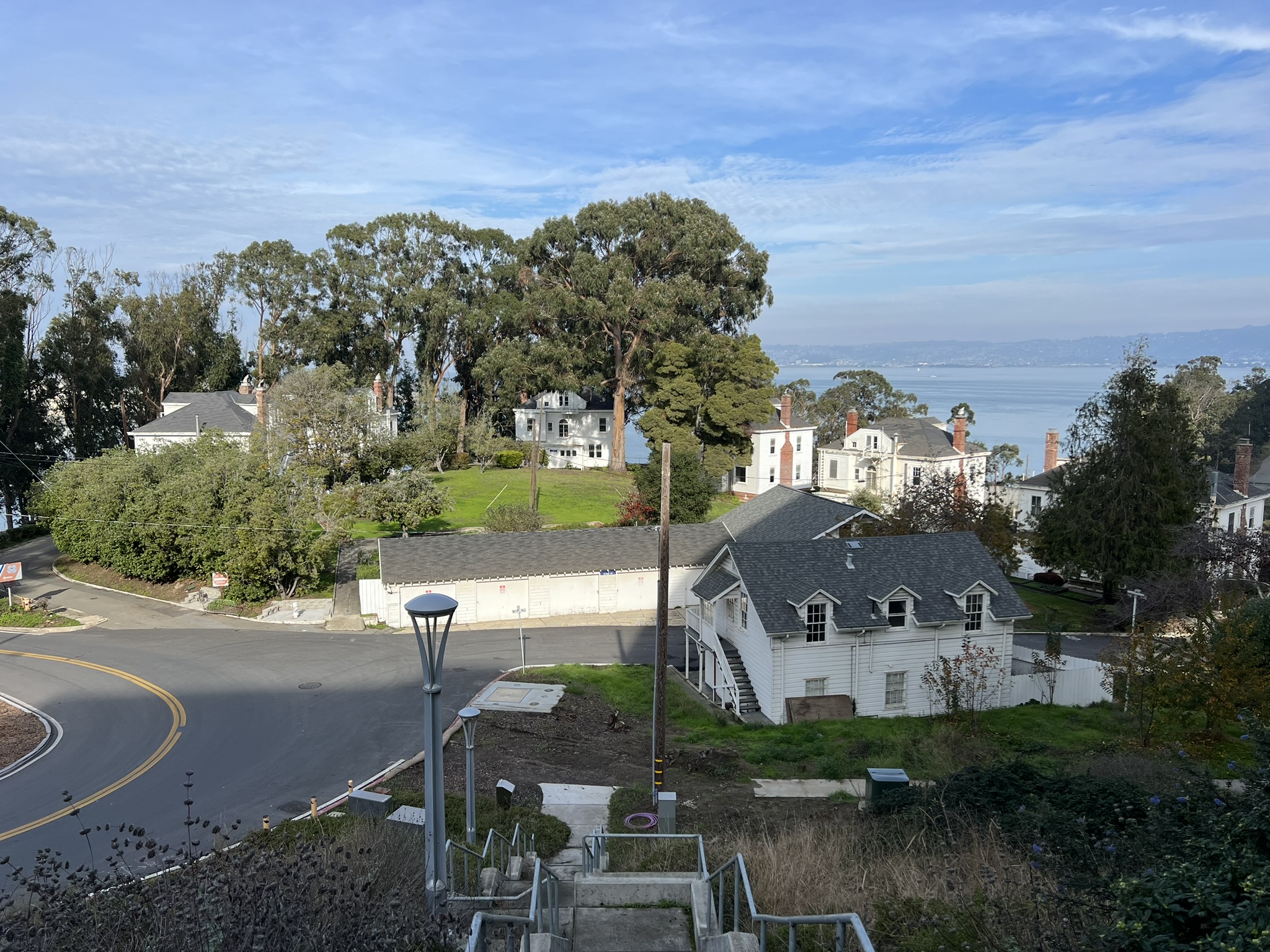 突然发现桥下面有很多老宅子