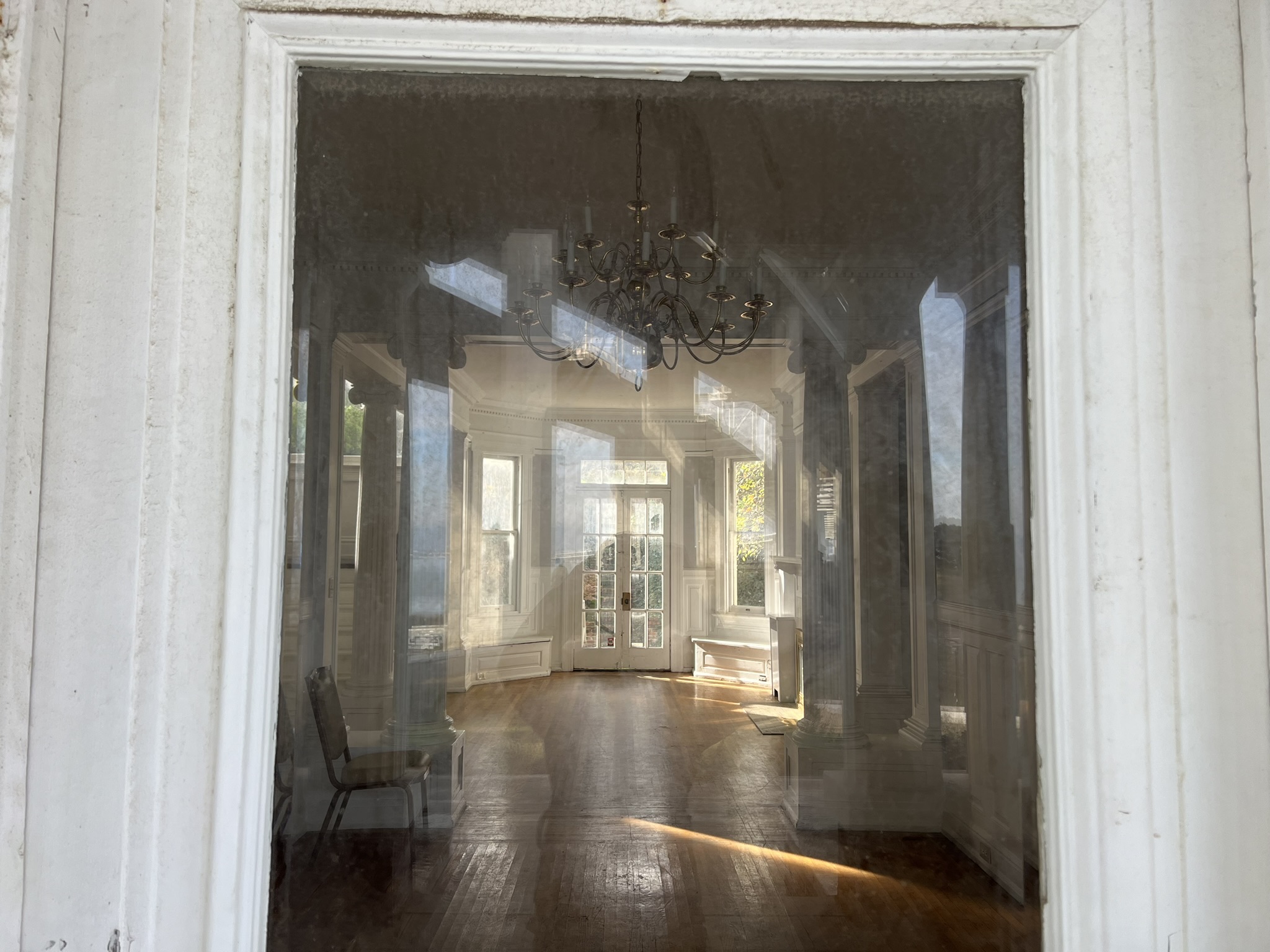 从外向里看，东西已经没有了