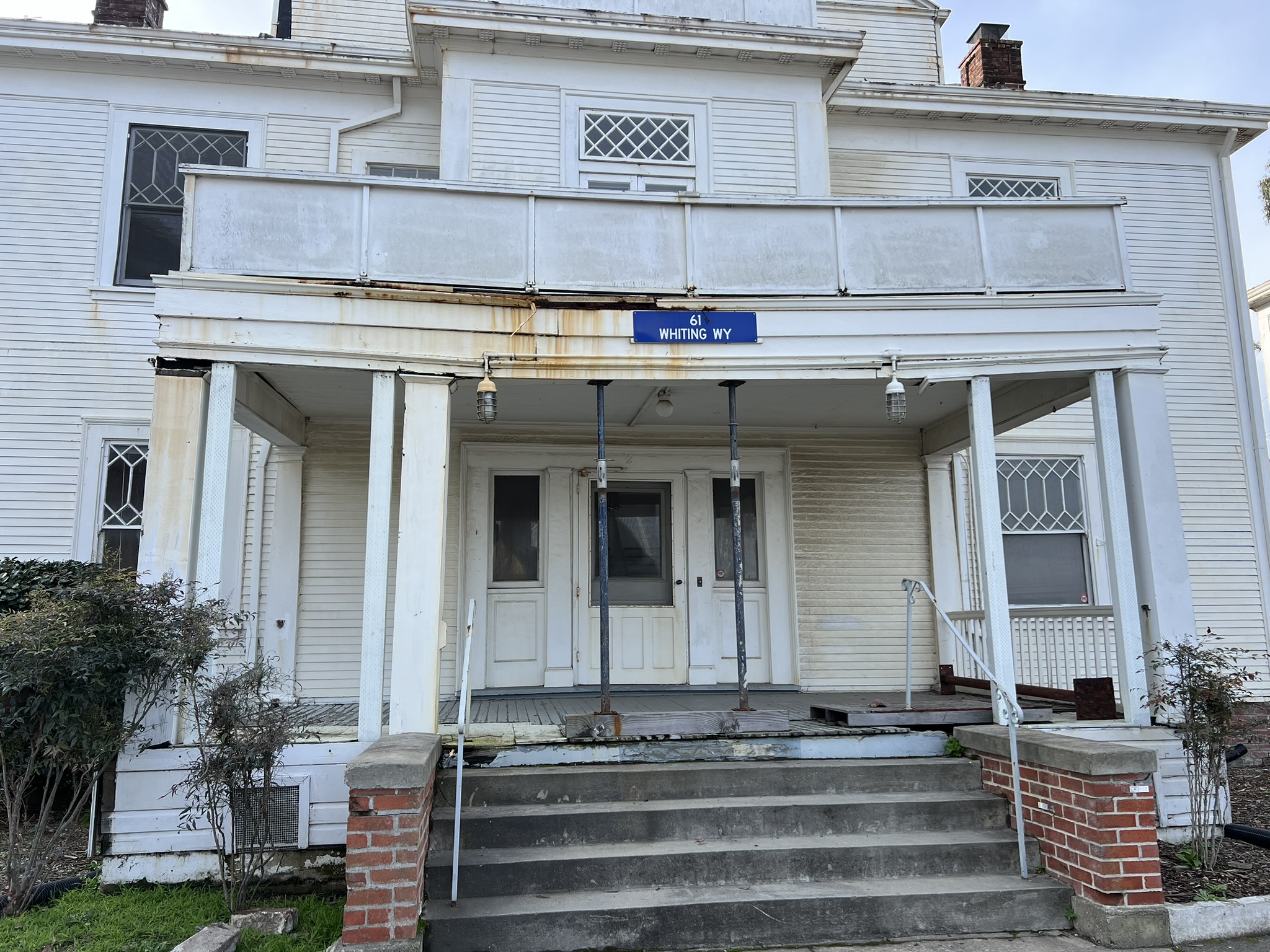 房子开始年久失修