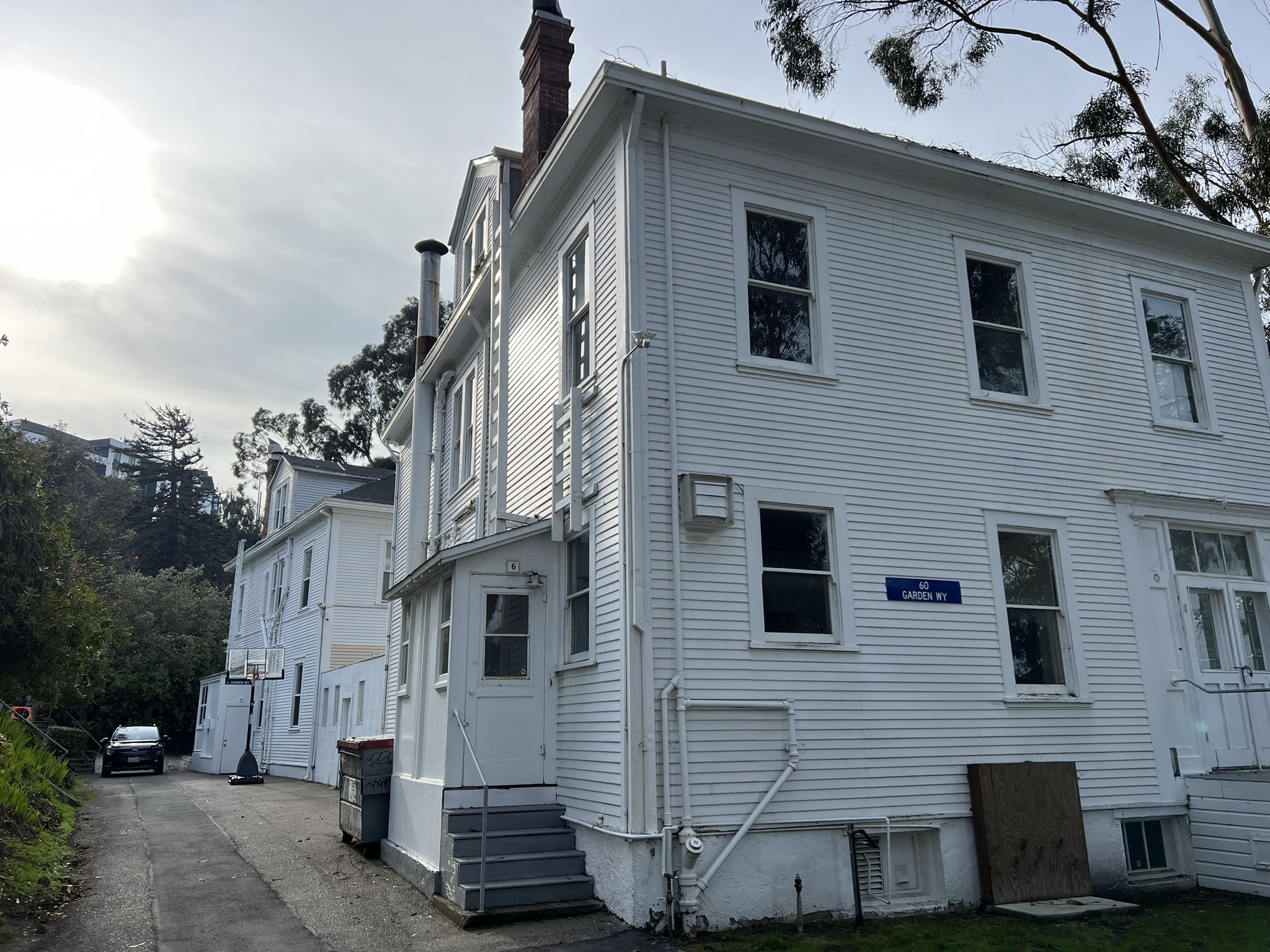 其中一个老宅居然还有人居住！