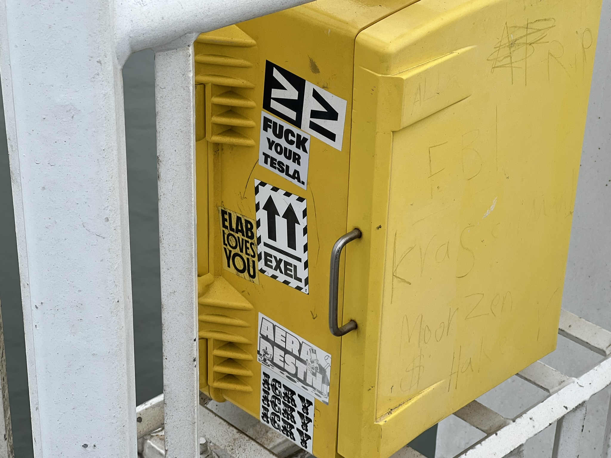 还有骂 Tesla 的贴纸