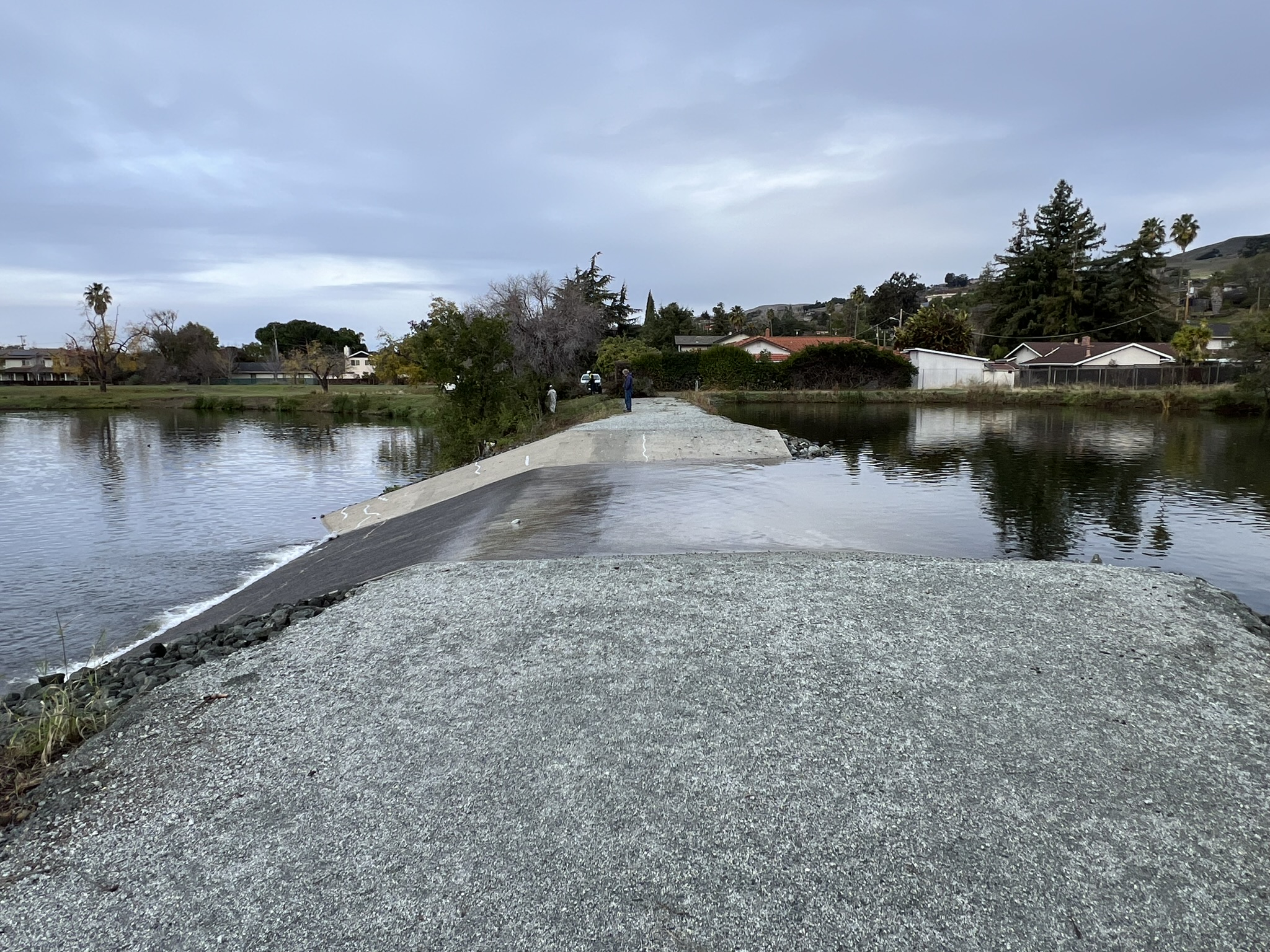 水位不高的话可以走过去