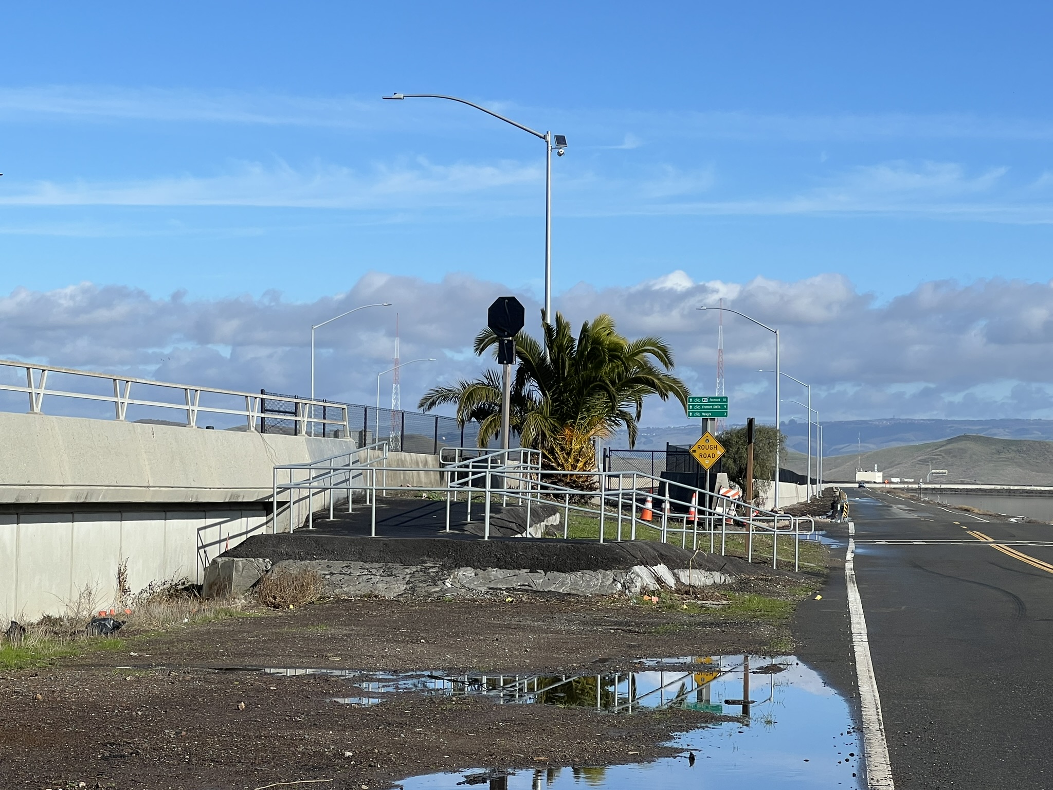 步行上 Dumbarton Bridge 的入口