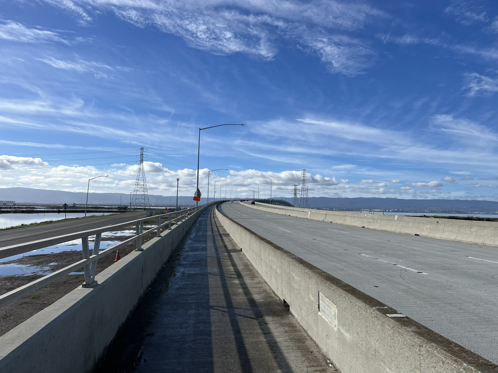 Dumbarton Bridge 上的 Trail