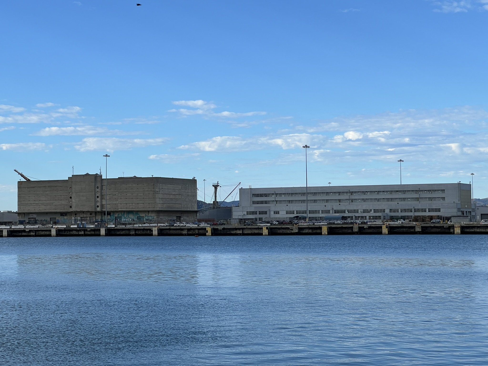 两栋建筑物后是 SS Red Oak Victory 这艘船
