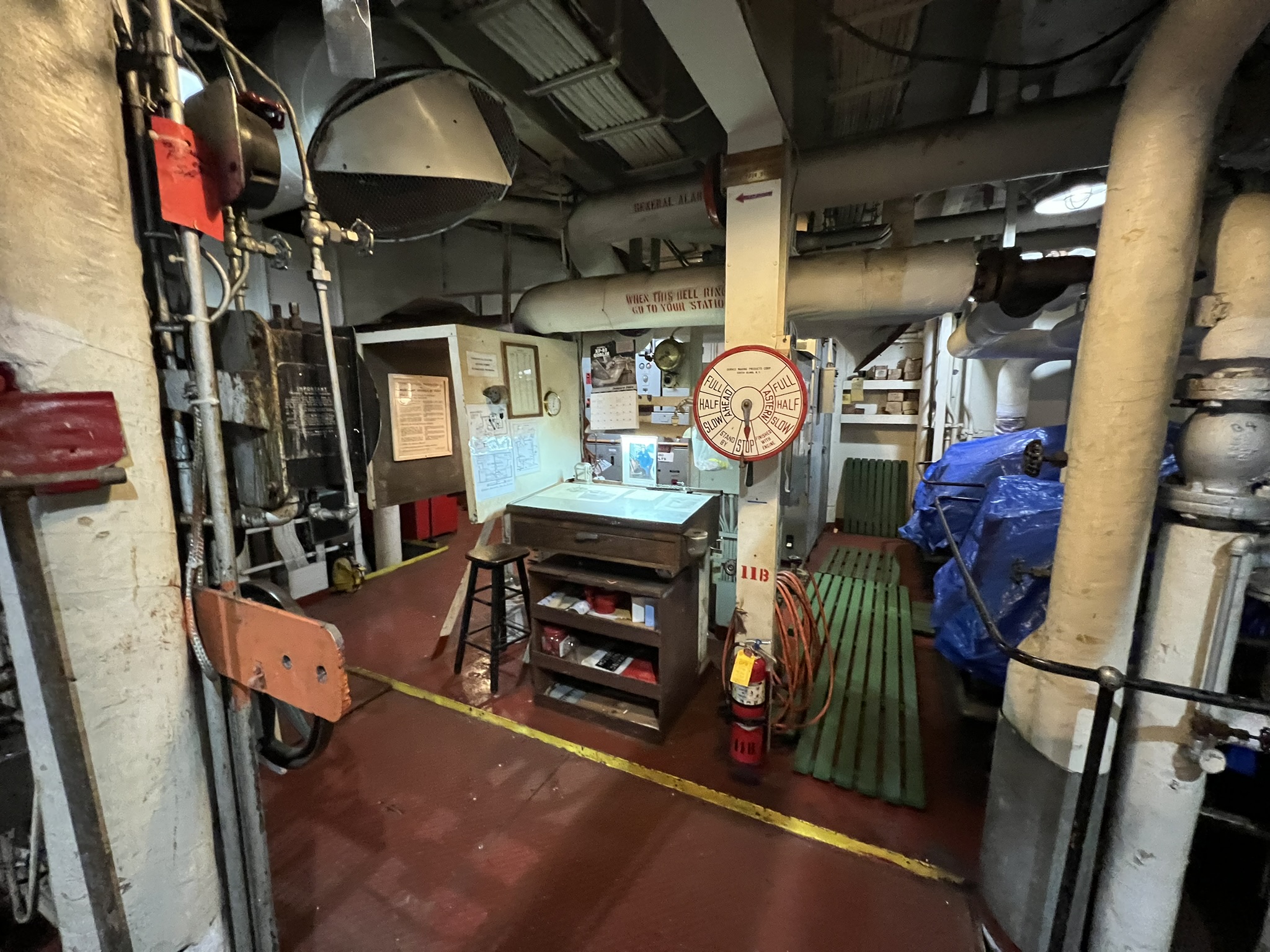 控制室的航速信号会传递来引擎室