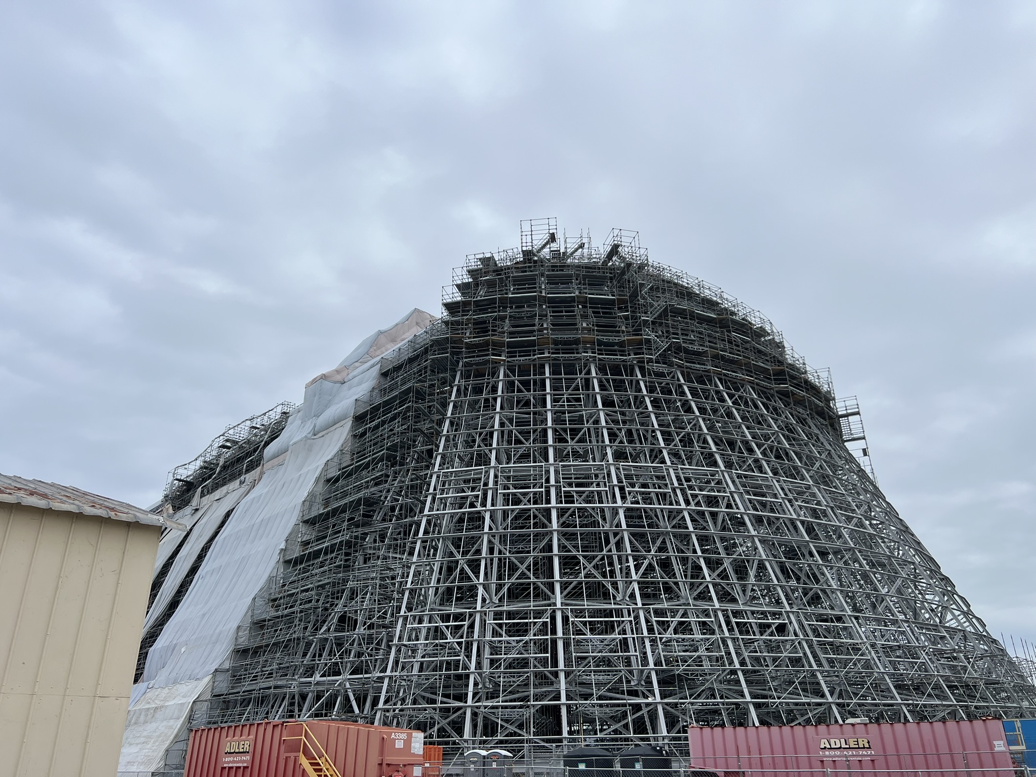博物馆旁的巨型建筑，后面我们会知道这个是用来干什么的