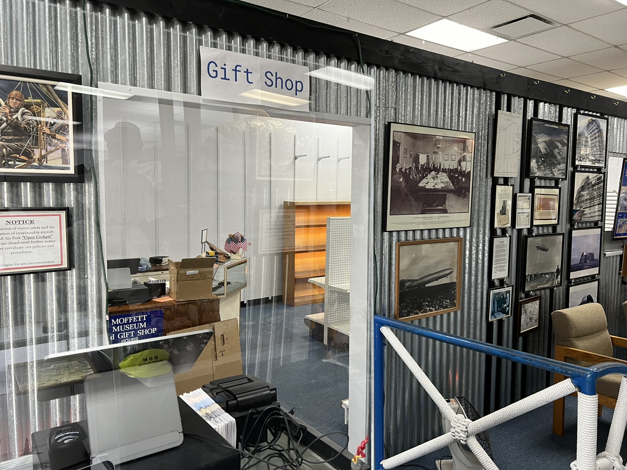 纪念品商店正在建设中