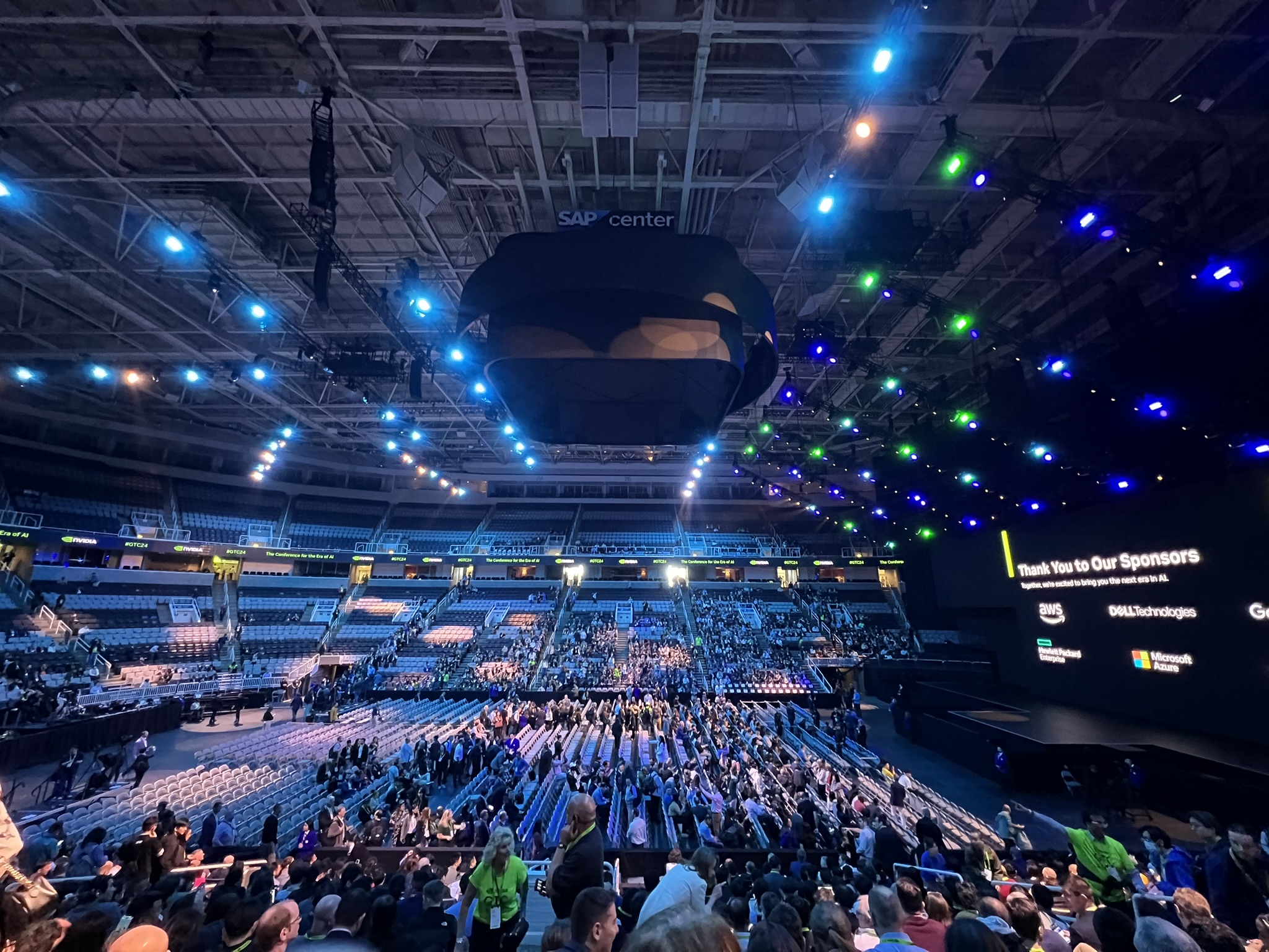 SAP Center 并不算大，大概能容纳一万人
