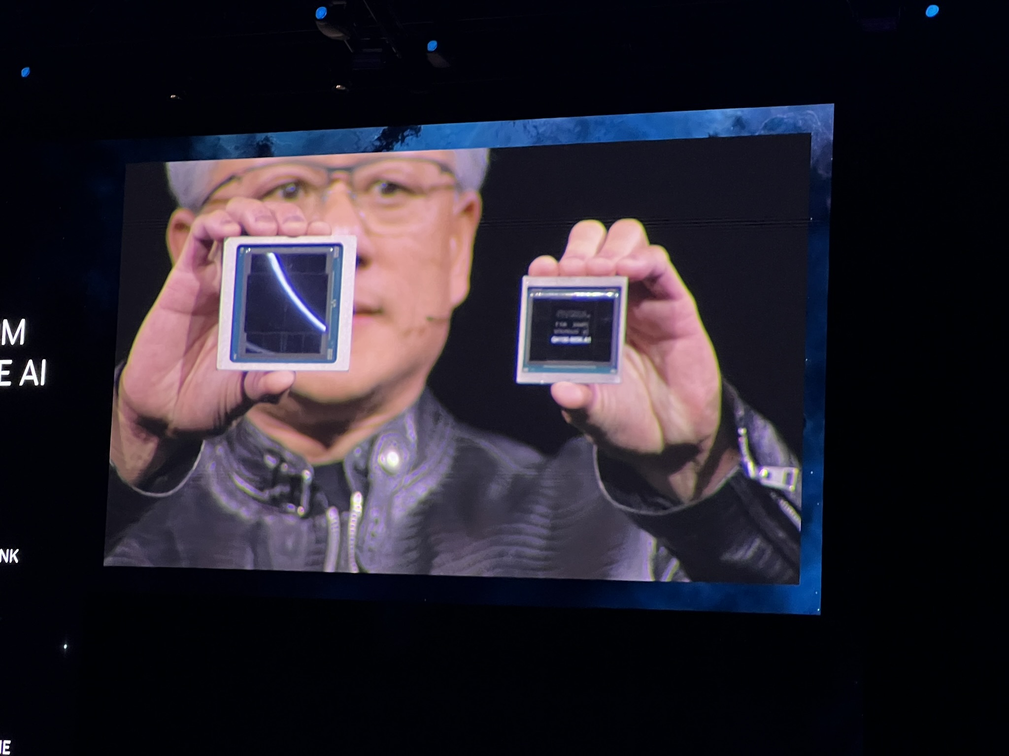 超大的 Blackwell GPU，比 Hopper GPU 还大了一整块