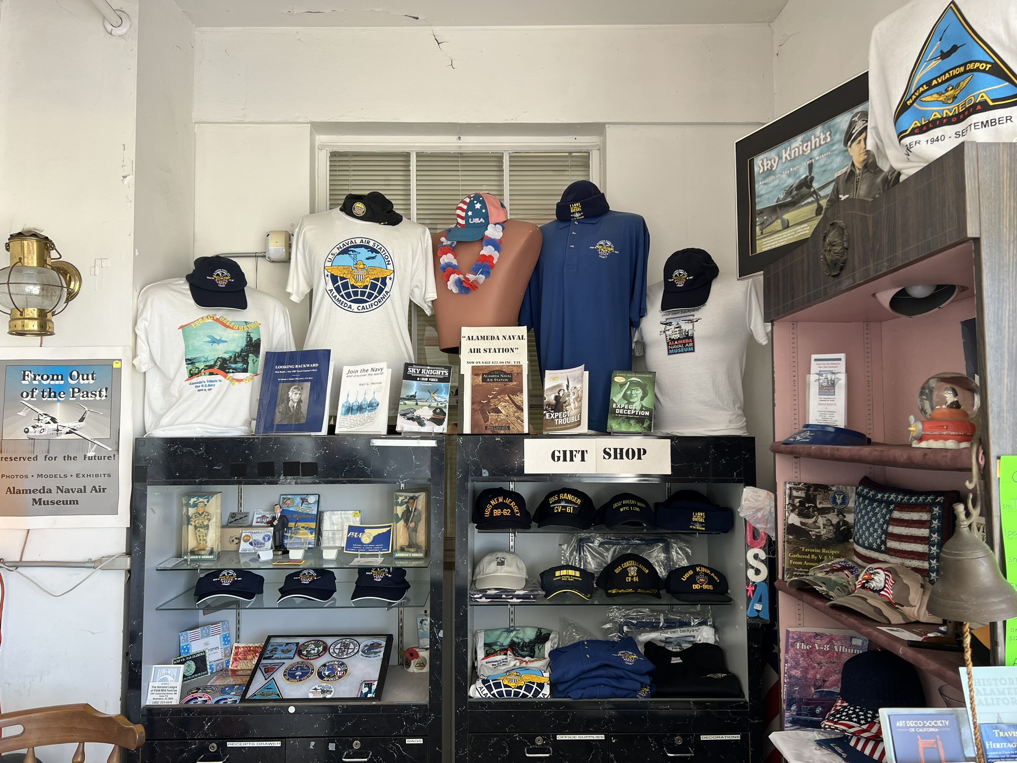 入口处的纪念品商店