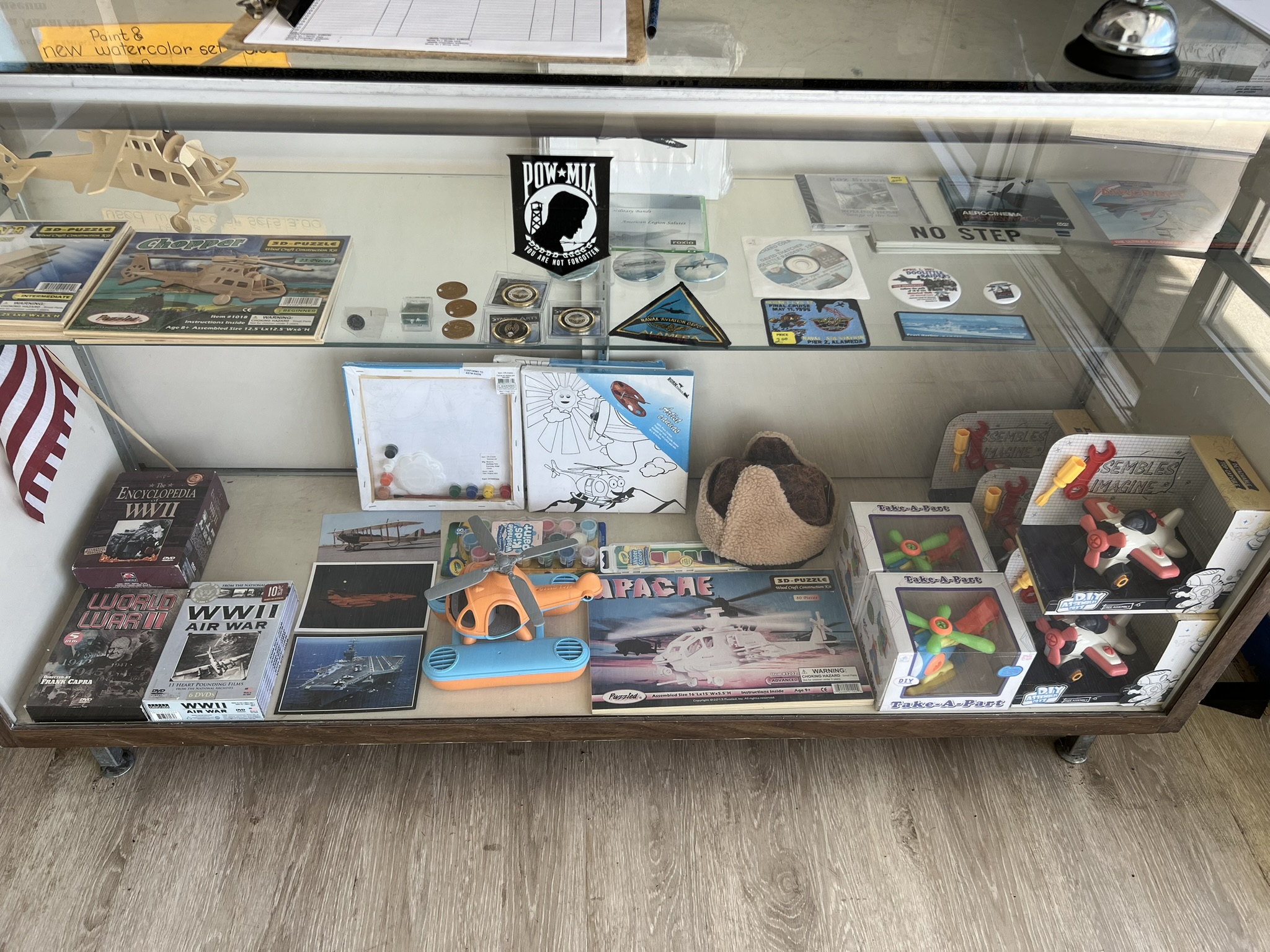 入口处的纪念品商店