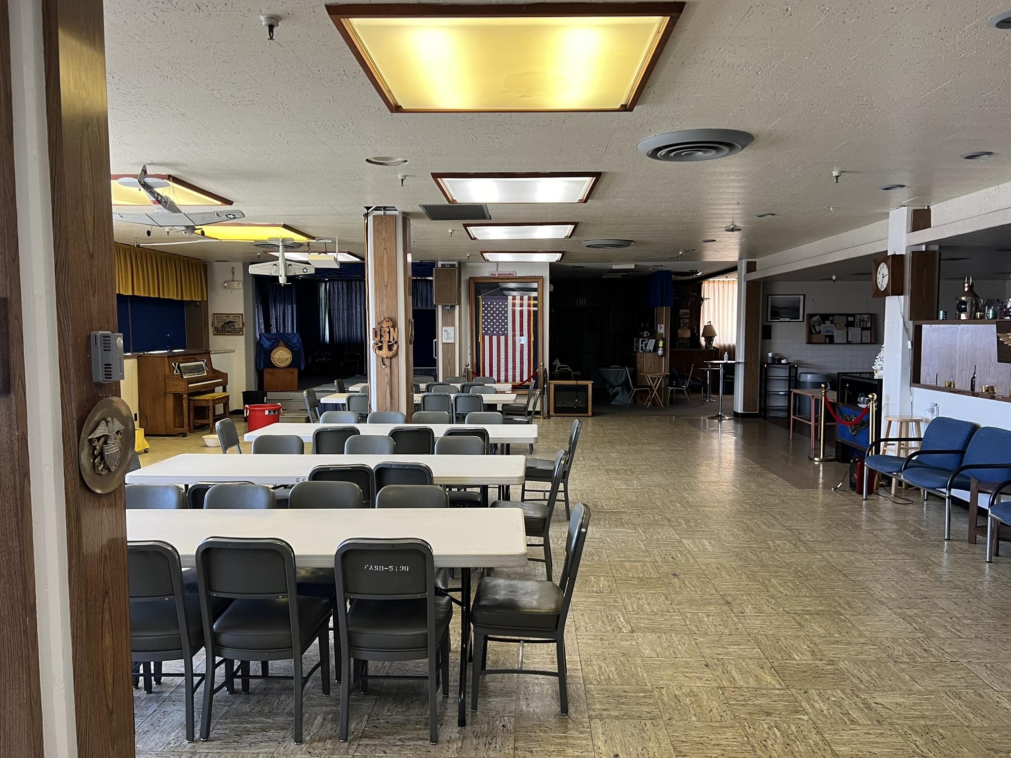 二楼的餐厅礼堂