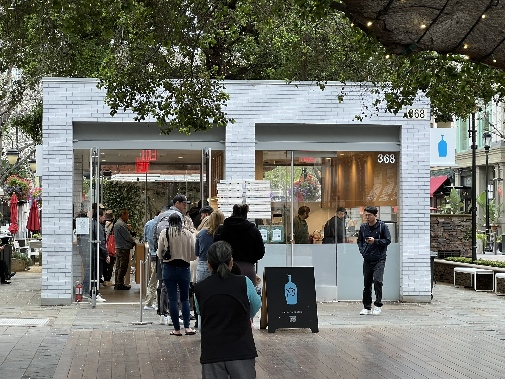似乎是个新的饮品店，排着大长队