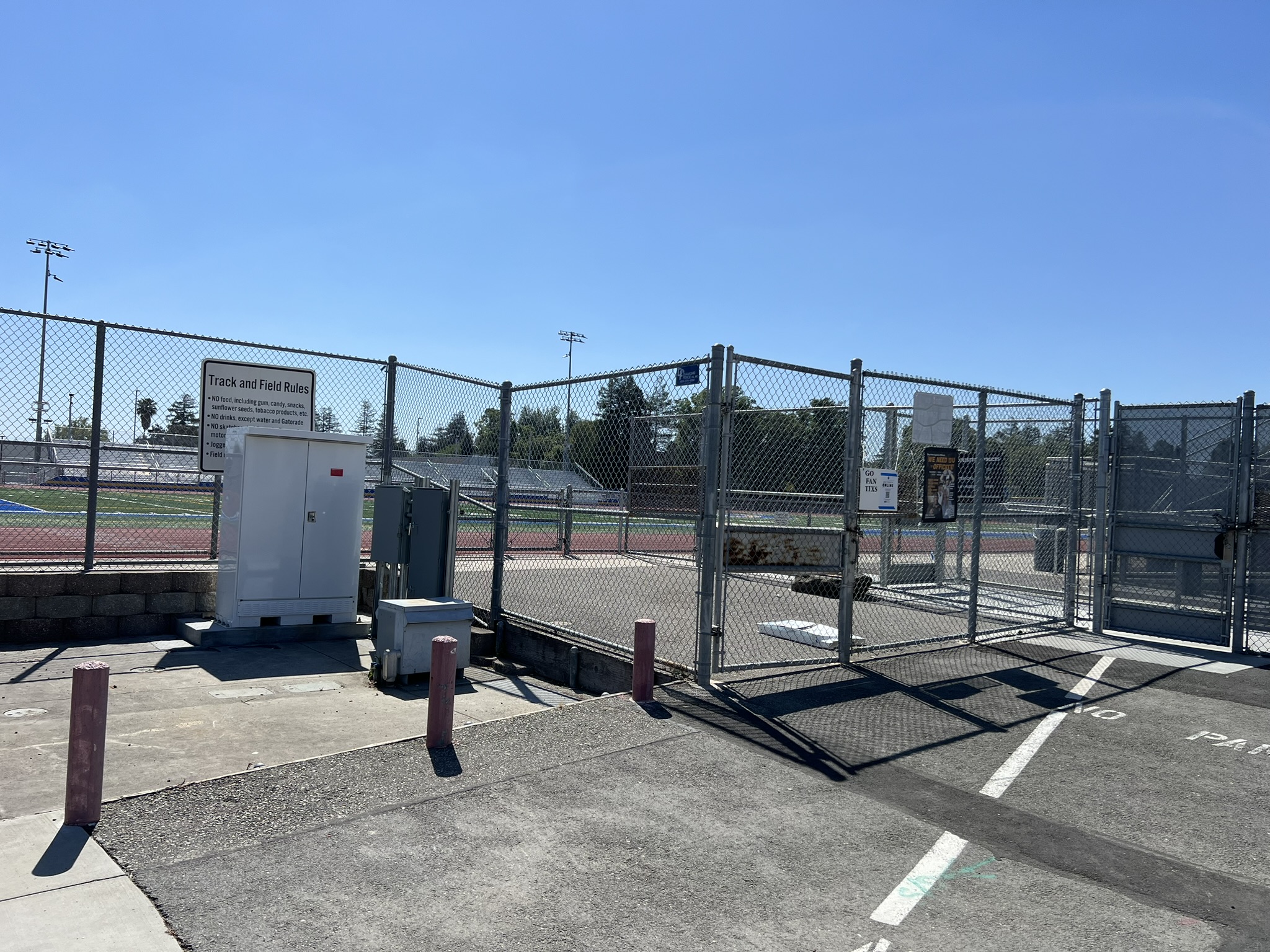 Santa Clara High School 田径场并不开放