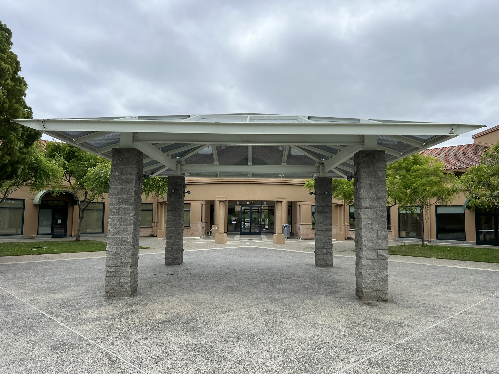 Quinlan Community Center 后门