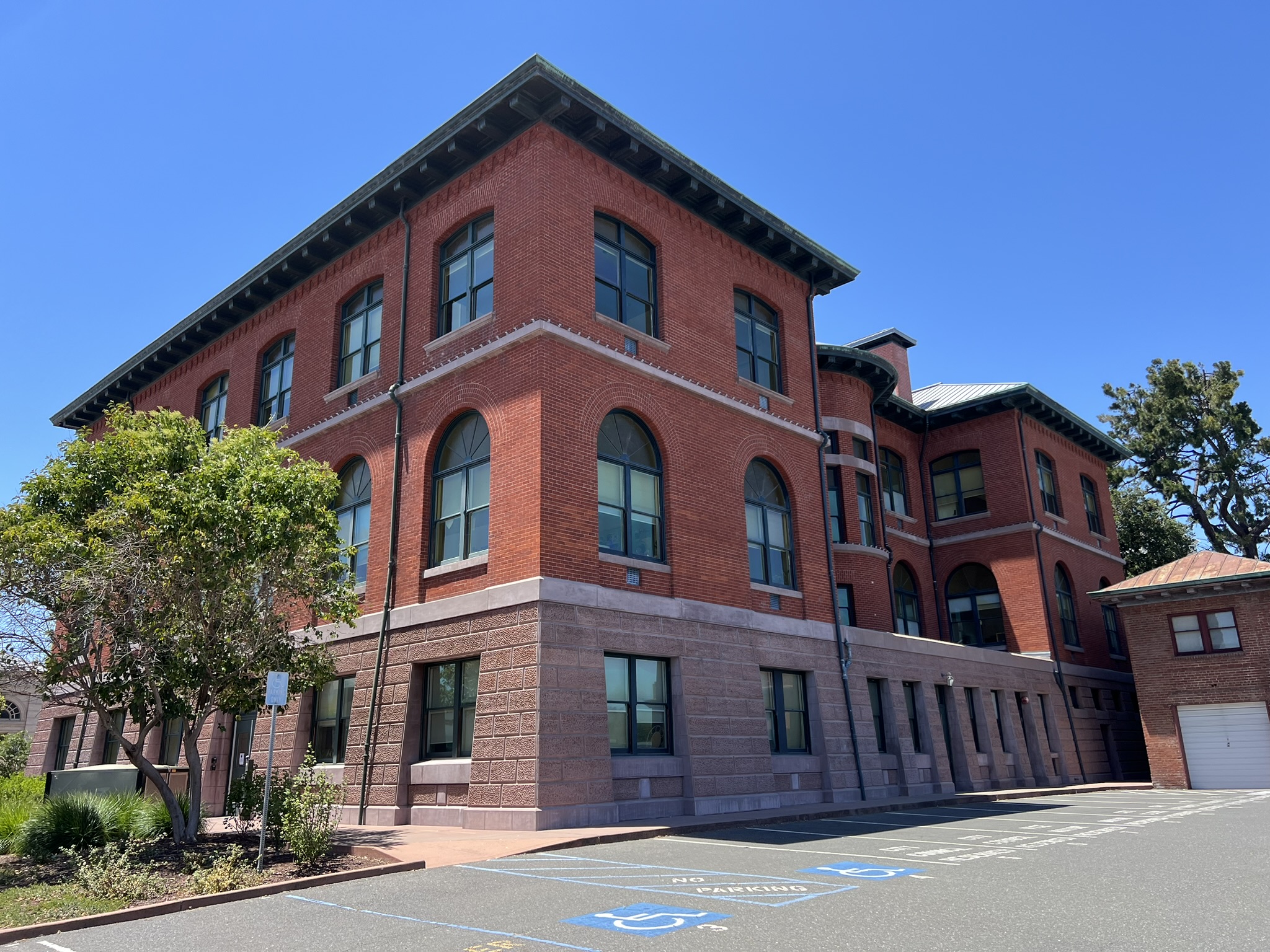 Alameda 市政厅背面