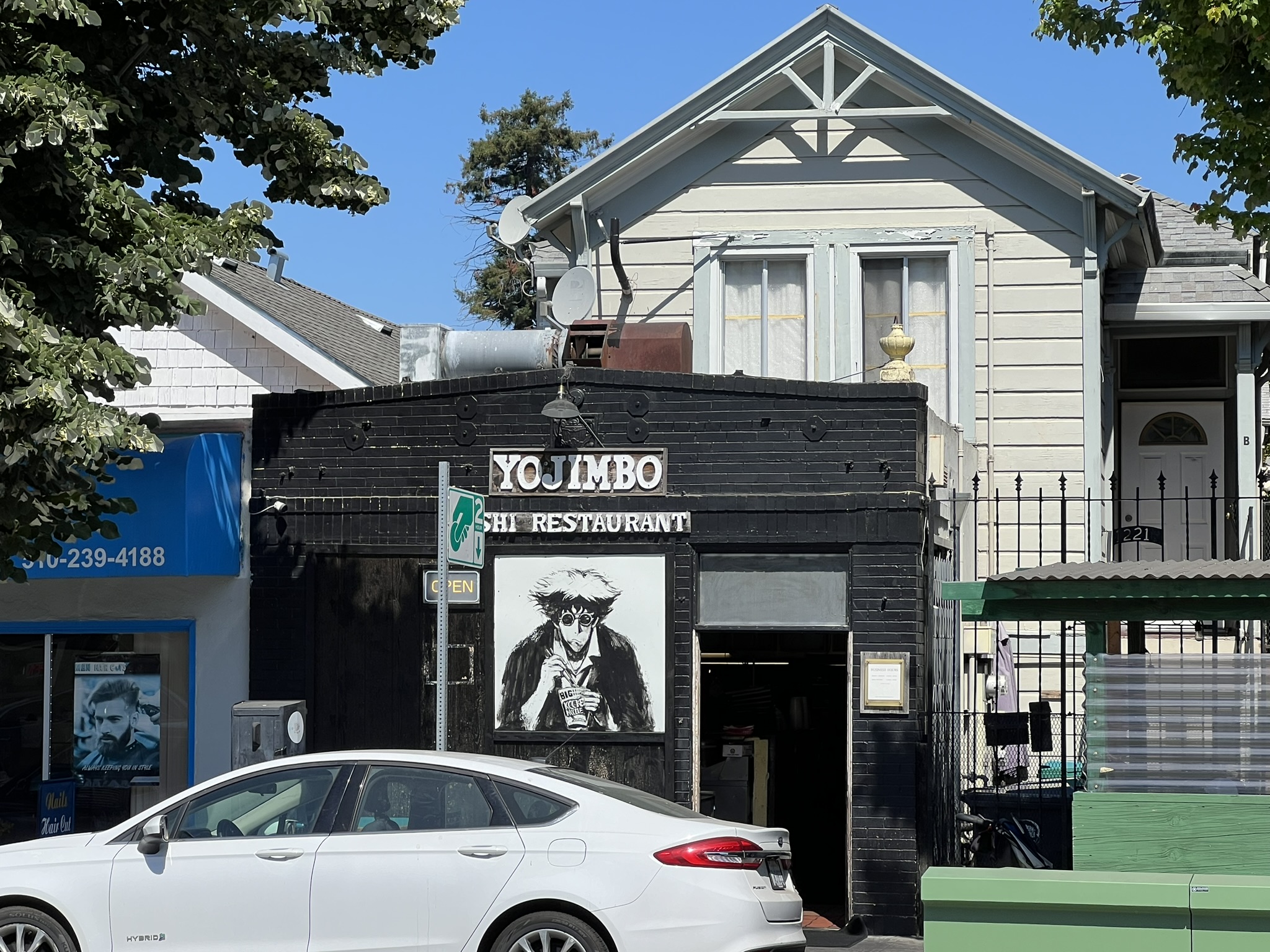 日本寿司店，但是图片里的人是在吃杯面吗？