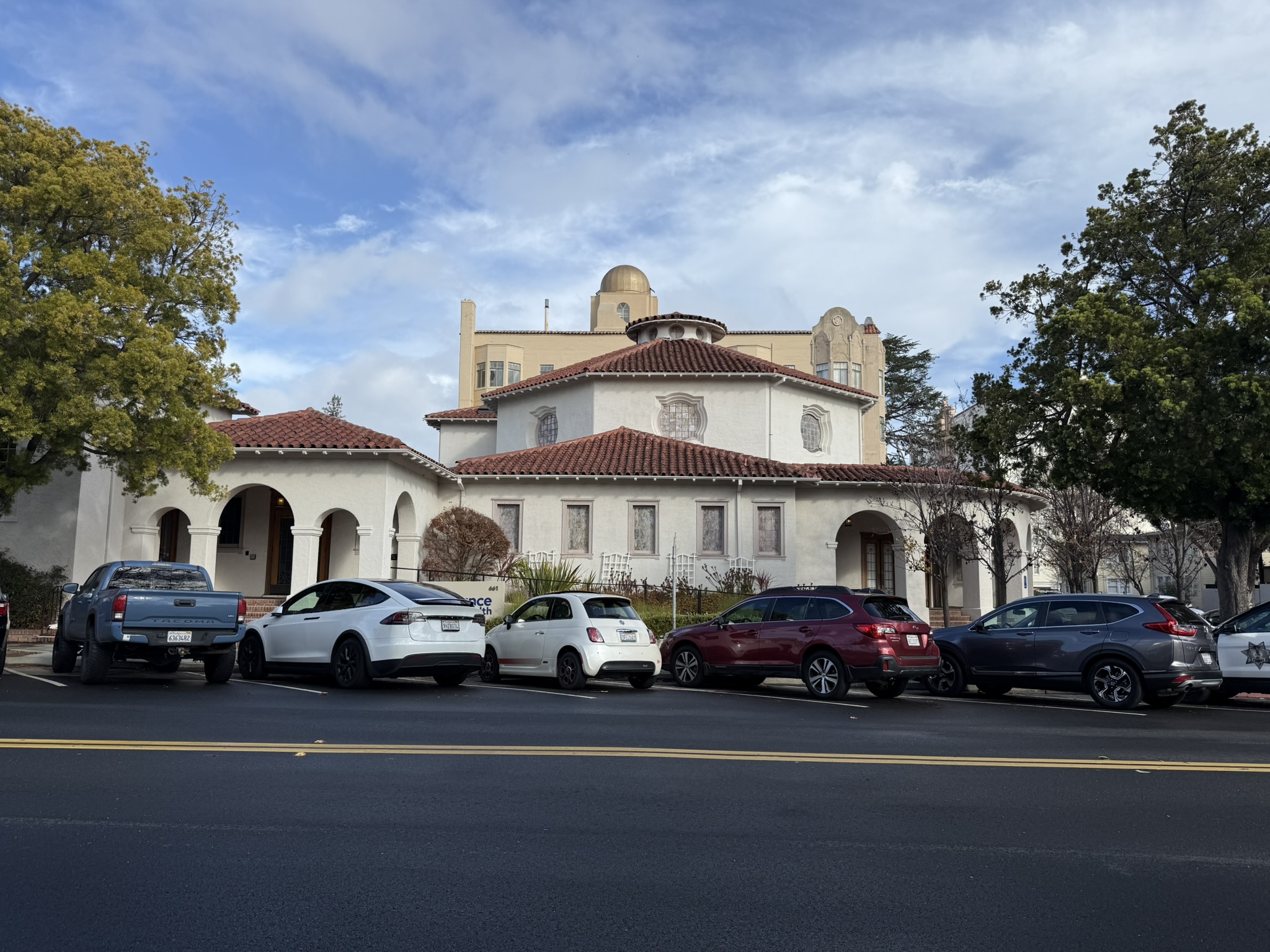 停车场出来就是 Palo Alto 警察局