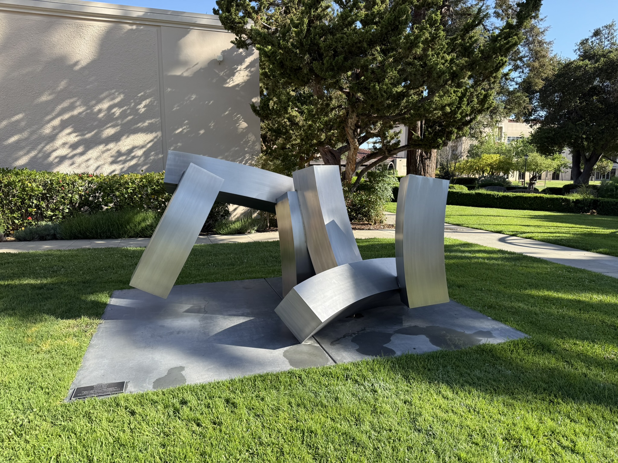 校园里多了一些去年没见过的物件