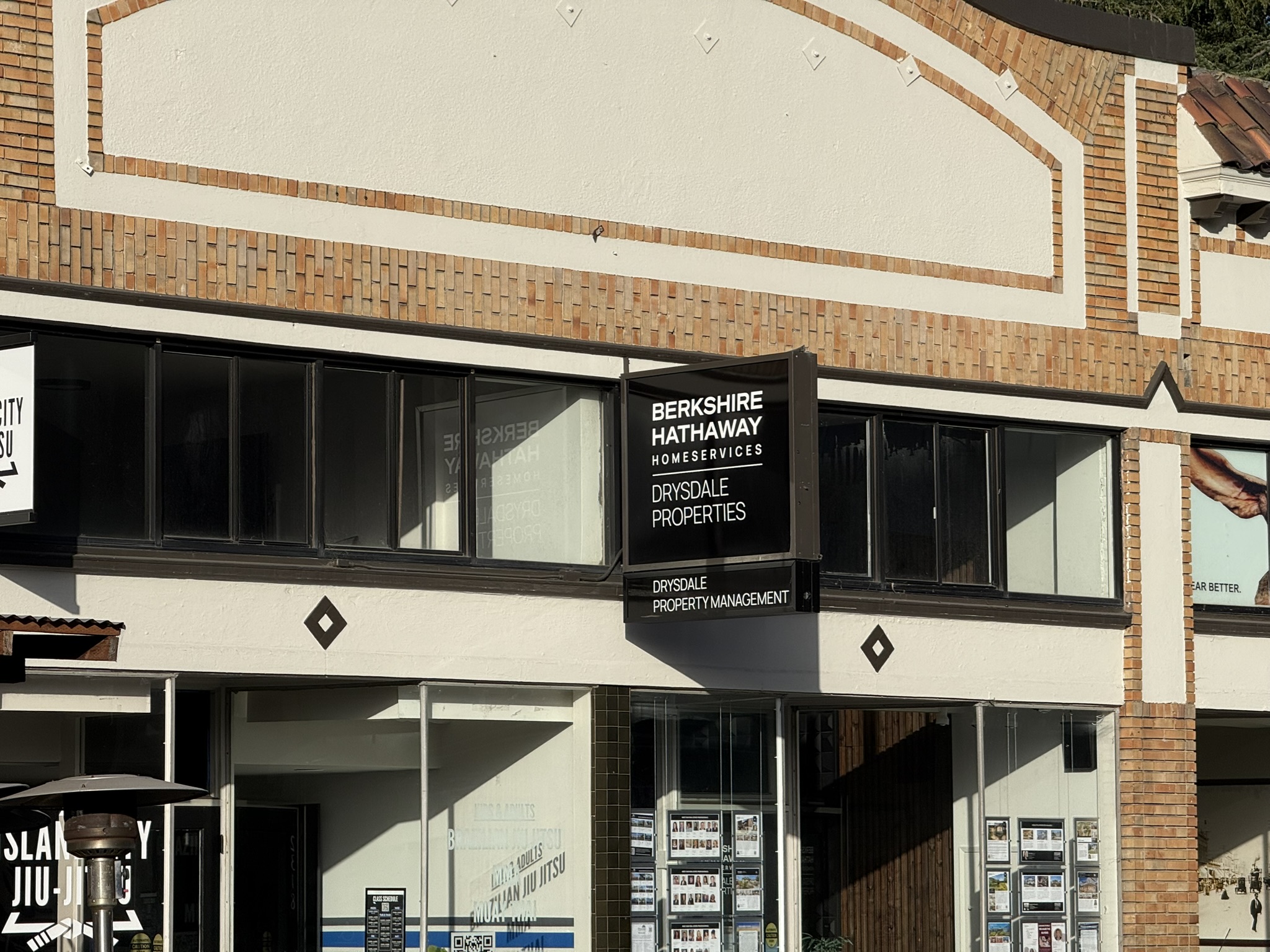 巴菲特还在 Alameda 从事房产的生意吗？