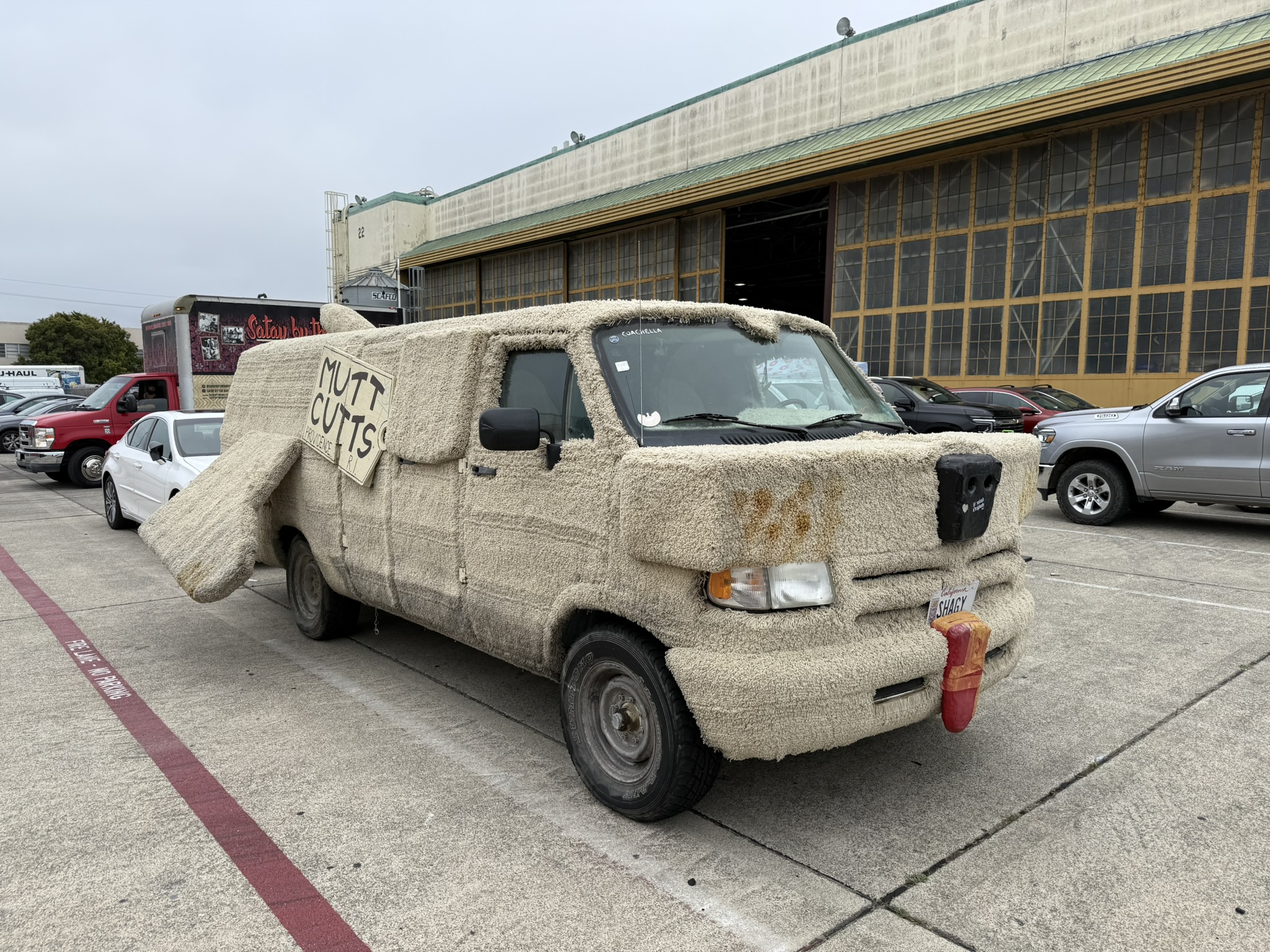 这个改装成狗的汽车，说实话，我在跑步比赛中经常见到