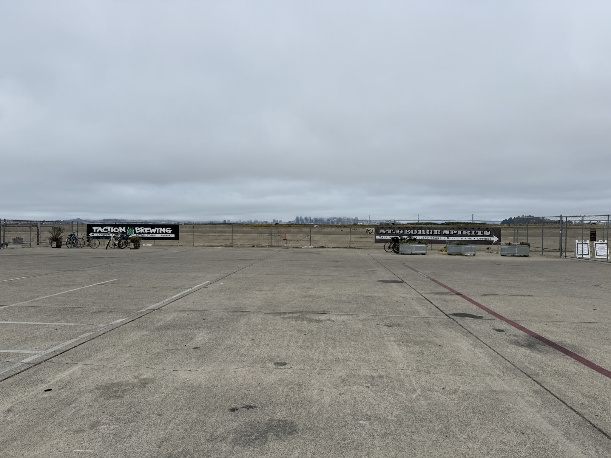 Faction Brewing 的后面可以看到 San Francisco