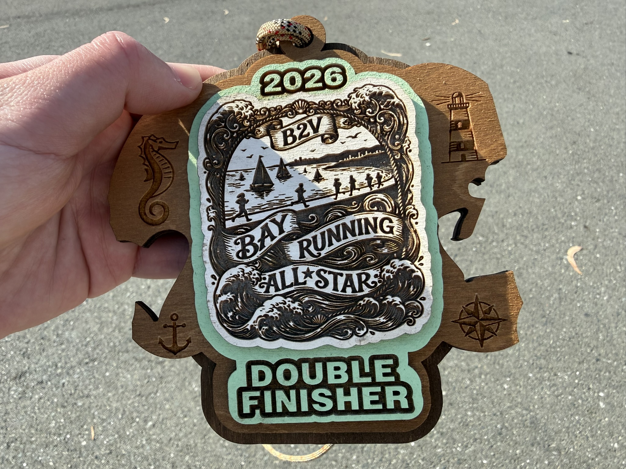 Brazen Bay Breeze 和 Brazen Victory 的 Double Finisher 完赛拼接奖牌