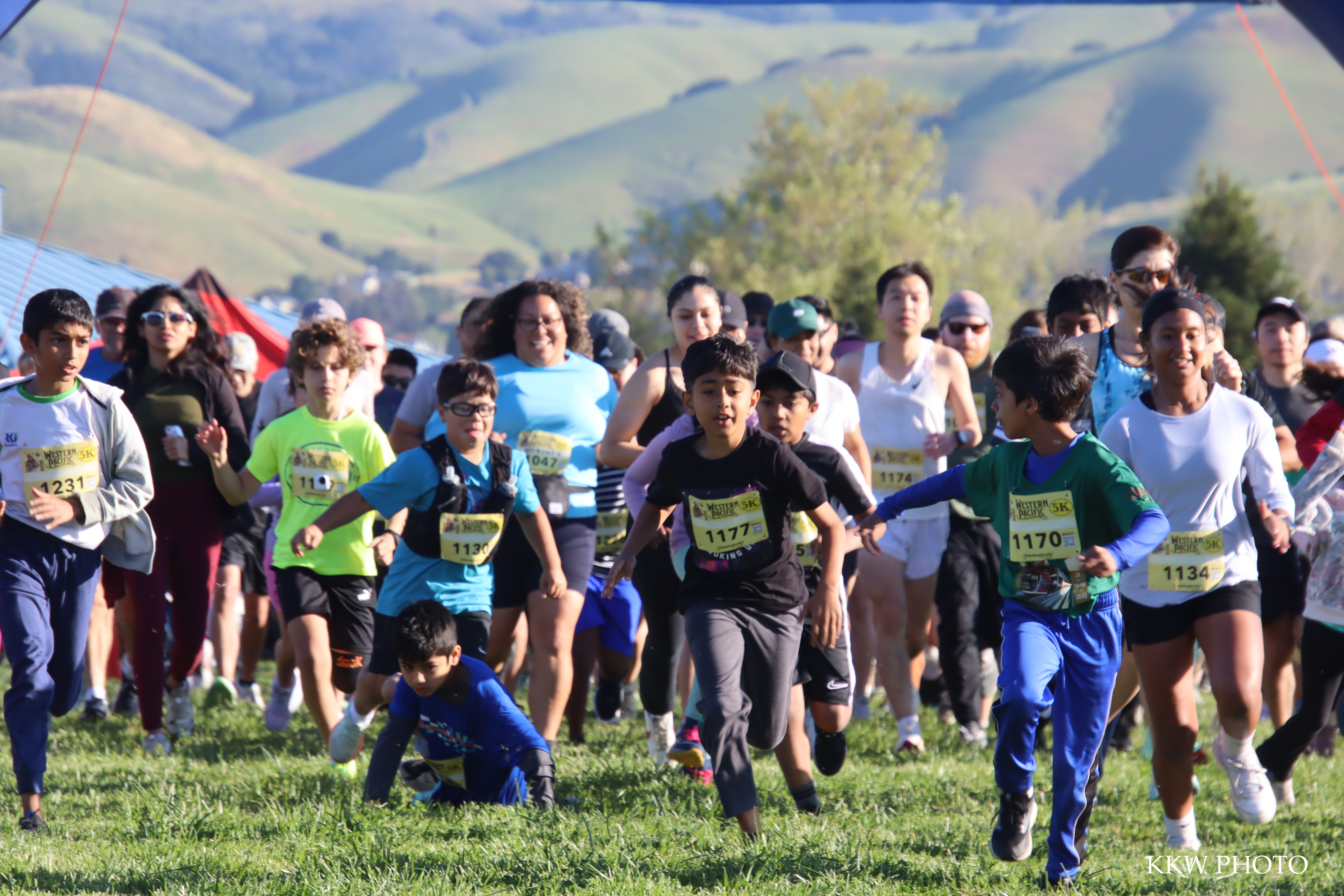 比赛刚发枪就有小孩摔倒了，其实不是很建议没有基础的小孩在起跑线前排
